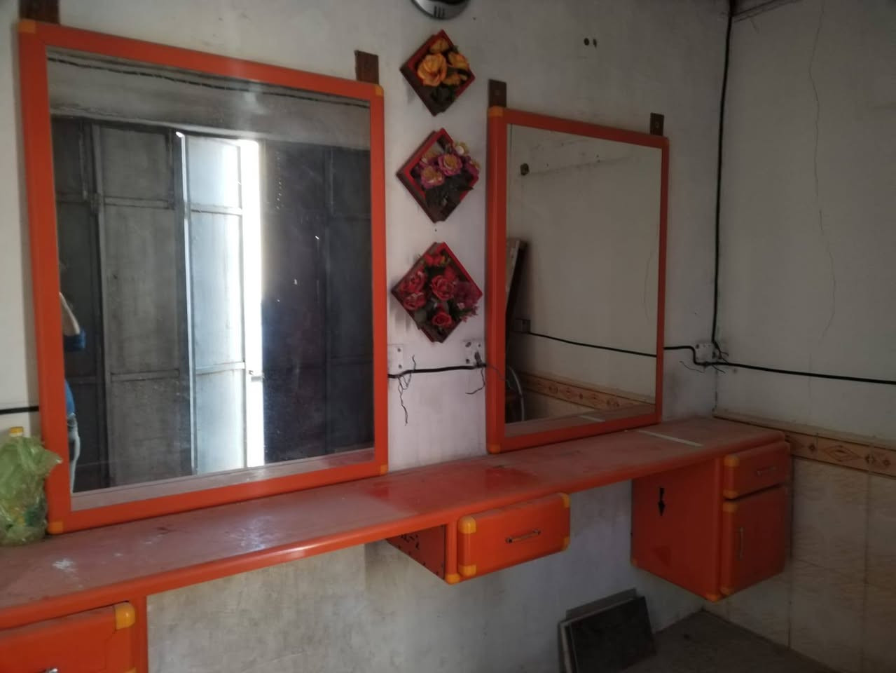 السلام عليكم عندي ميز حلاقة ألمنيوم تفصال نوعية زينه الطول ٣م والعرض مترة السعر ٢٠٠ألف وبي مجال المكان حي الوفاء رقم الهاتف ***********
