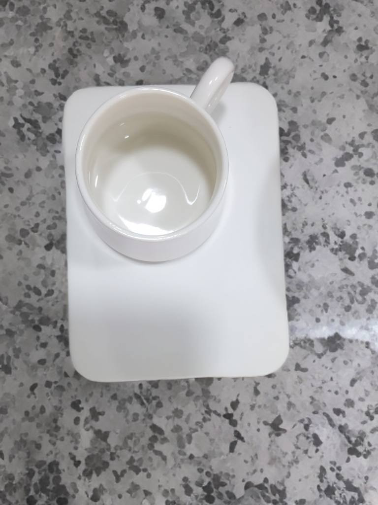 فنجان قهوة استندر مال كافيهات تريده ويا ملعقه او بدون ملعقه متوفر كمية شي راقي مال تقديم تواصل واتساب او خاص ***********
