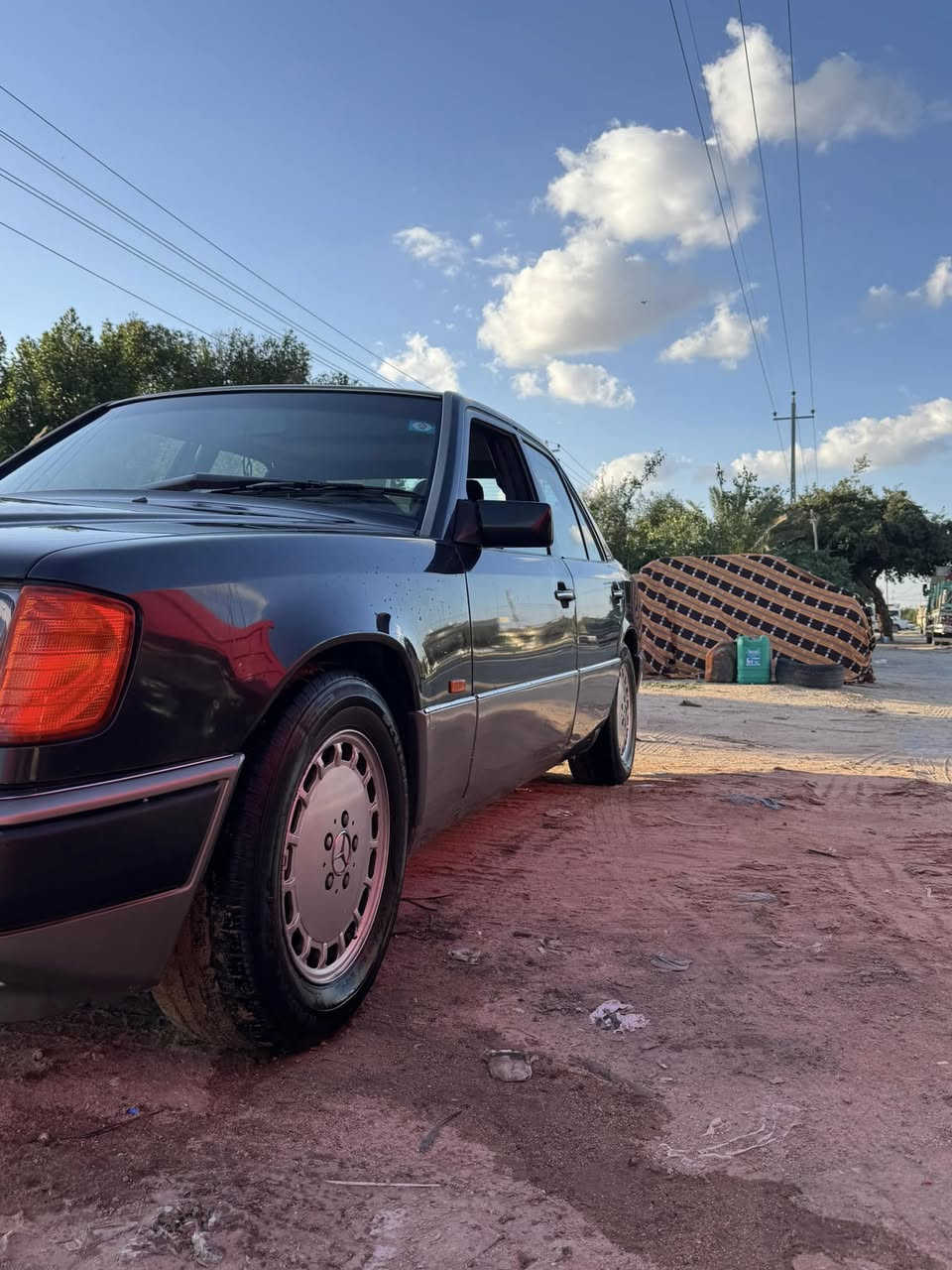 السلام عليكم سياراه للبيع مرسيدس مديل 92مكين 4سلندر بلديا مكفول سيارة تبريد شغل لتصل عل ***********
