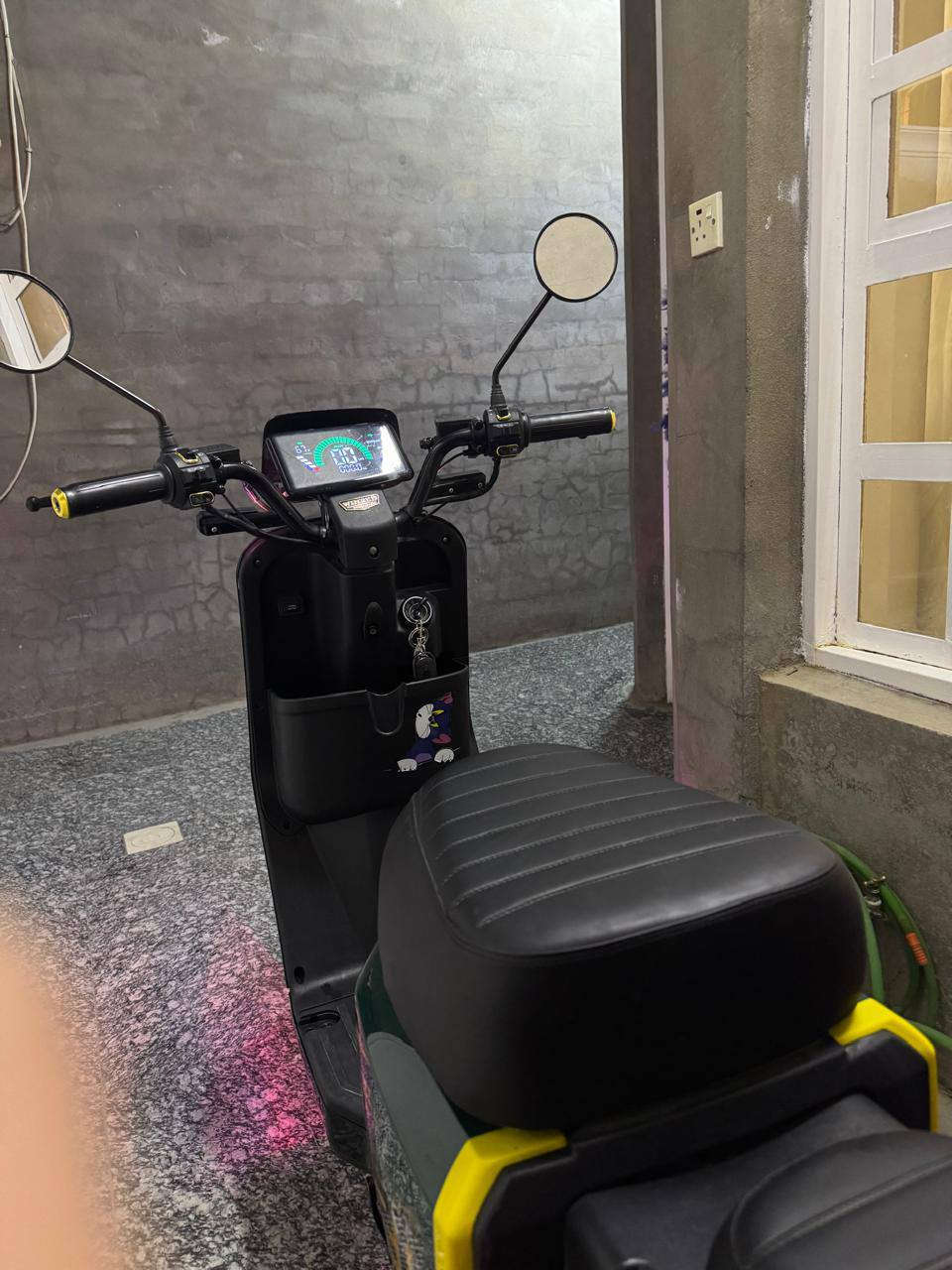 السلام عليكم دراجه شحن للبيع R11 من شركه والي  موديل 2025 لون زيتوني مبينه بل صوره سوده مواصفاتت
5 بطاريات اكبر شي 32 امبير 
حجم 20 
ملف 2000 نحاس حقيقي 100/100
تمشي بل شحنه وحده 60 كيلو 
لبريكات هودرويلك 
سرعه بل شاشه تقره 109 حقيقي 80 
لايت زنون قوي 
دبل اشاره اشاره يمنه يسره 
اناره اي ليدي 
فتغراليه ويه لبريك 
الدراجه خير من الله وطستها كلش ناعمه وحلوه 
سعر 570 وبيها مجال 🤩 
مكاني بغداد جميله شارع خير 
للاستفسار *********** رصيد أو واتساب
