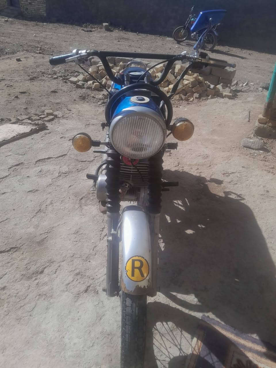 سلام عليكم شباب مزت لبيع مديل 81سنويه صاقطه ولوحات ضايعه سعر بواحد وربع وبيه مجال تجي تكلب وشوف حجم لمكينه250سيسي خاص مفتوح وهاذ رقمي***********
