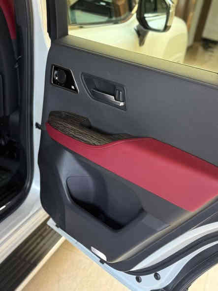 السلام عليكم 
للبيع لاندكروز 2023 vxr  
تون تيربو داخل احمر ثلاثه شاشات 
داتا شو كبير 
فول مواصفات واحد علئ واحد
السياره مكفوله كفاله عامه  
السياره بحاله الوكاله 
ماشيه 26حقيقي 
مغلفه ppf
رقم بغداد بإسمي
تبريد كشنات امامي خلفي 
كشنات كهرباء  
 السعر 825وبيها مجال حك الجيه
العنوان بغداد حي اور 
***********
