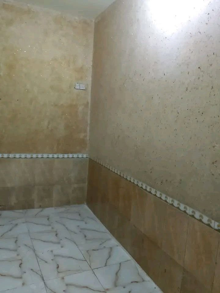 السلام عليكم
 دار للبيع امامي المساحة ١٠٠ متر طابو صرف 
البناء طابوق يحتوي على غرفة ومطبخ وصالة وديوانيه وارضية بورسلين وجاهز للسكن 
المكان ناصرية حي الحكيم خلف مطعم الحوراء قريب على السريع
السعر ١٠٠ مليون
للاستفسار الاتصال ***********
