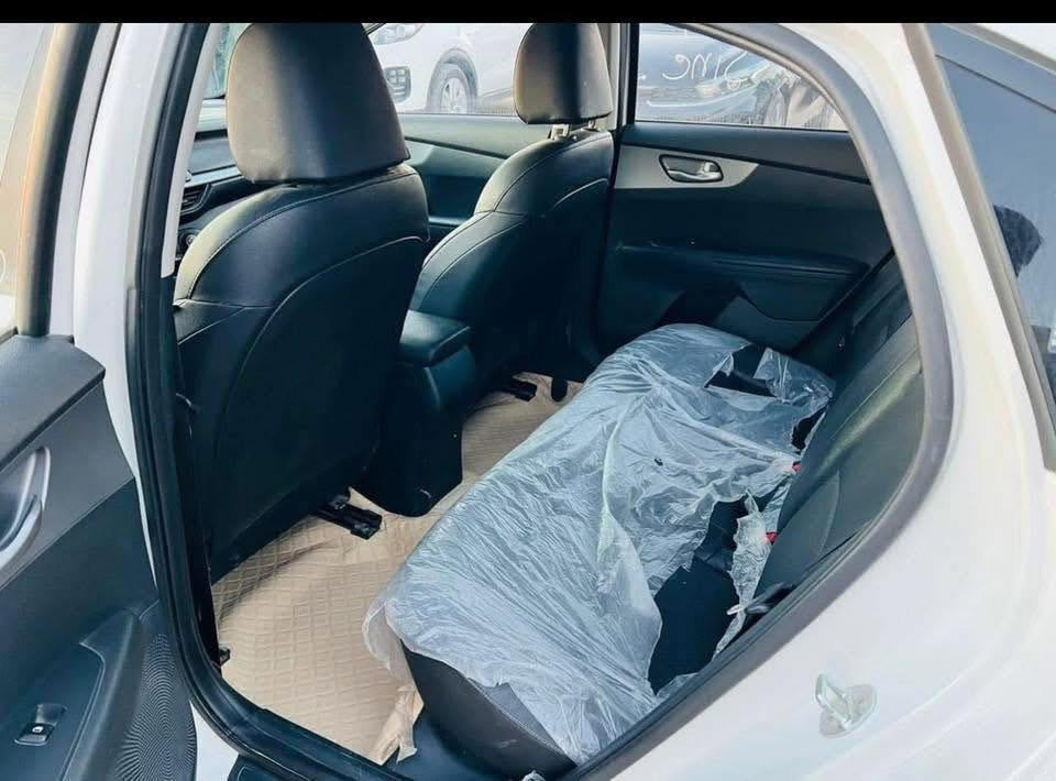 السلام عليكم 
  سيراتو k3 موديل 2021 وارد كوري مو صيني 
رقم مثنى معوقين وكاله عامه
مواصفات السياره
محرك 1600
كير atالمرغوب
بصمة تشغيل
أبواب بصمه
ويل رياضي
كشنات تدفئه 
حساس امامي وخلفي 
رادار امامي 
تحديد مسار
مانع انزلاق
لايت زنون بلادي 
نقطه عمياء 
شاشه بلاديه
توقف ذاتي
تحديد مسار 
سياقه ذاتيه
ثلاثة انضمة قياده

سياره جديده مابيها نقص جاهزه من كلشي 
بارد باب السائق والجاملق الايسر
السعر ١٣٥ وبيها مجال
رقم صاحب سياره***********
بيع او مراوس بتكسي
