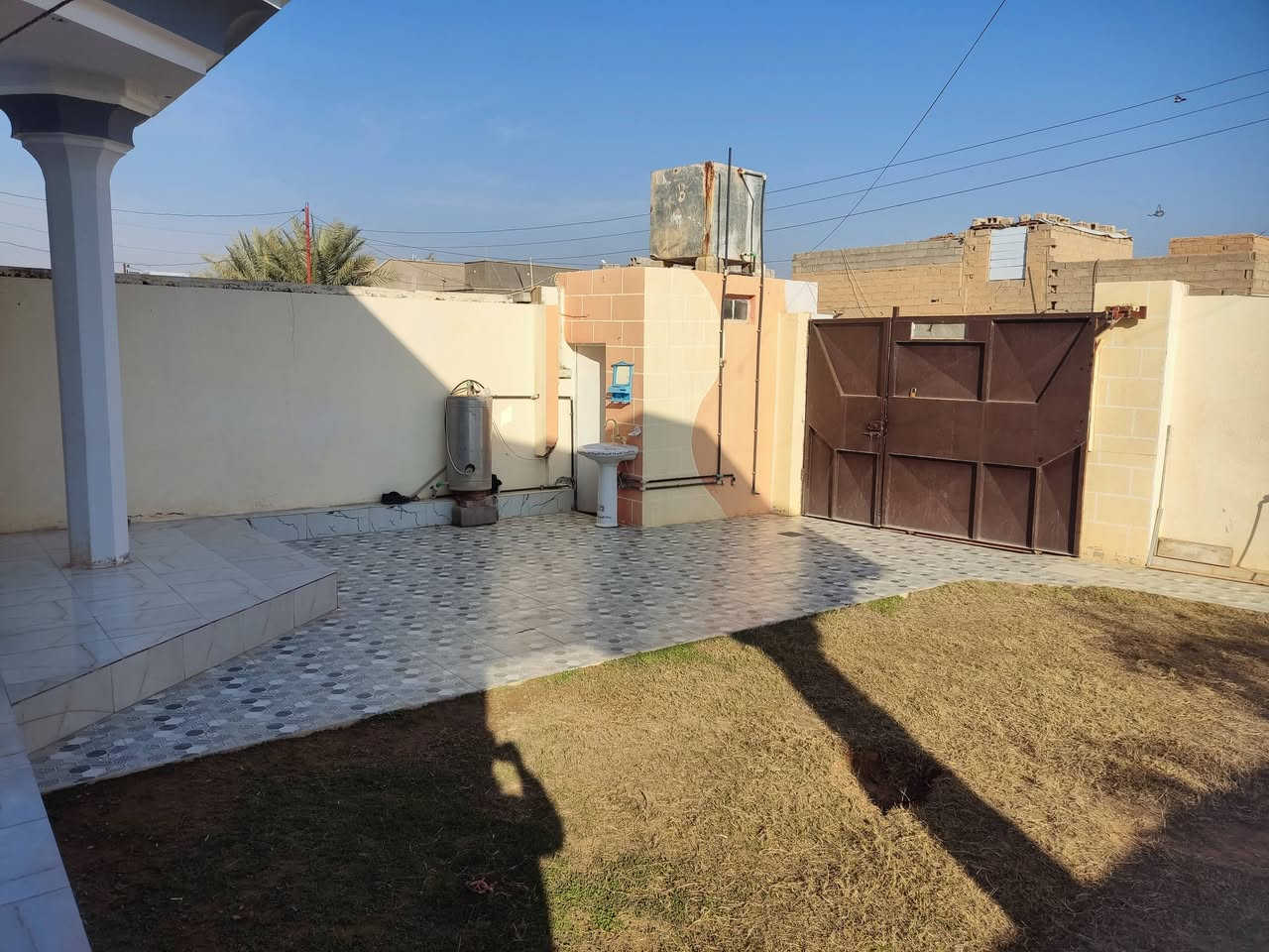 السلام عليكم ورحمة الله وبركاته 
ما شاء الله تبارك الرحمن 🤲🏻💜  ( #اقرأ_التفاصيل_كاملة) 
#عرض_جديد_ومميز  وبسعر جداً مناسب 
 دار سكن للبيع جاهز على اخر حبايه.. 
 #الموقع/ القائم/ حصيبة/ حي الامين / مقابل مشروع الماء مباشرة خلف السكة بداية السكن رابع بيت
الجوارين ( راويين / ومراسمه ) 
#التفاصيل/ بيت بناء حديث / بناء حجر درجة أولى 
#طابقين/ سراميك بالكامل / ارضية البيت والدرج بورسلين بالكامل داخل وخارج والحلو بي الوان السراميك والبورسلين موحد ع كل البيت  صبغ درجة اولى كما موضح بالصور.. يتكون  
#الطابق_الارضي/ من/ 
 كليدور + ديوانية + استقبال( هول)+ صالة+ غرفتين نوم+ مطبخ + صحيات داخليه وخارجيه وحديقه كبيرة وكراج سيارة ومماشي .. 
#الطابق_العلوي/ من / صالة + غرفتين نوم+ صحيات 
#المساحة/ (400) متر² 
#السعر/ #بــــ67_مليون وبي مجال عملة 
للشراء راسلني او اتصل بـ ***********  
متوفر واتساب أيضاً ♻️ .. 
#ملاحظة/  المو شراي لا يتصل ولا يبخس حلال العالم بتعليقات سلبيه ....  تحياتي ...
