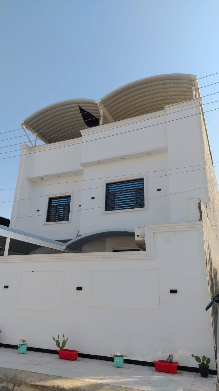 دار للبيع منطقة حي الاندلس قرب اسواق ليمونه  في شارع الجنينه  المساحه 205 واجهة البيت 10 مقابيل البيت حديقه خضراء
البيت بناء درجه اولى سنة 2024 شهر ال 8  يحتوي على كراج وحديقه وتواليت خارجي و استقبال كبير  وصاله  ومطبخ وغرفتين منام ومجمع صحيات داخلي ومناور 2 ومخزن صغير 
والطابق الثاني يحتوي على شقتين وغرفة منام 
الطابق الثالث يحتوي على مخزن كبير وسطح 
للاستفسار التواصل على الرقم 
***********
