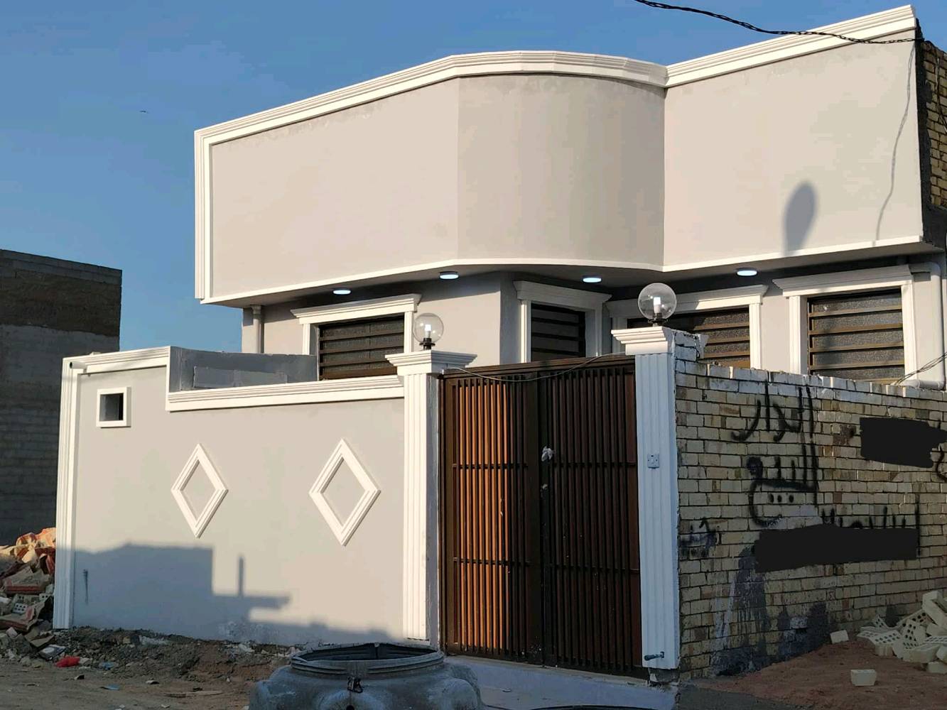 دار للبيع السعر 60وقابل التفاوض 
المساحه 150متر غرفتين صاله مطبخ ستقبال 
حمامات بناء درجه والى العنوان النجف مقابل قريه الغدير طابو زراعي سند 25