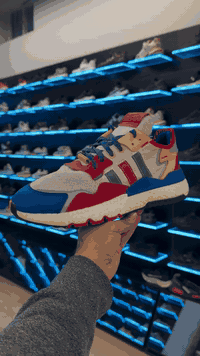 تخفيظات🔥تخفيظات🔥
تخفيظات على لاحذيه المستخدمه الاصليه
النظافه جداً عاليه جميع القطع اصليه 
العنوان :- بغداد السيديه شارع التجاري شارع الامن 
للاستفسار:- ***********
