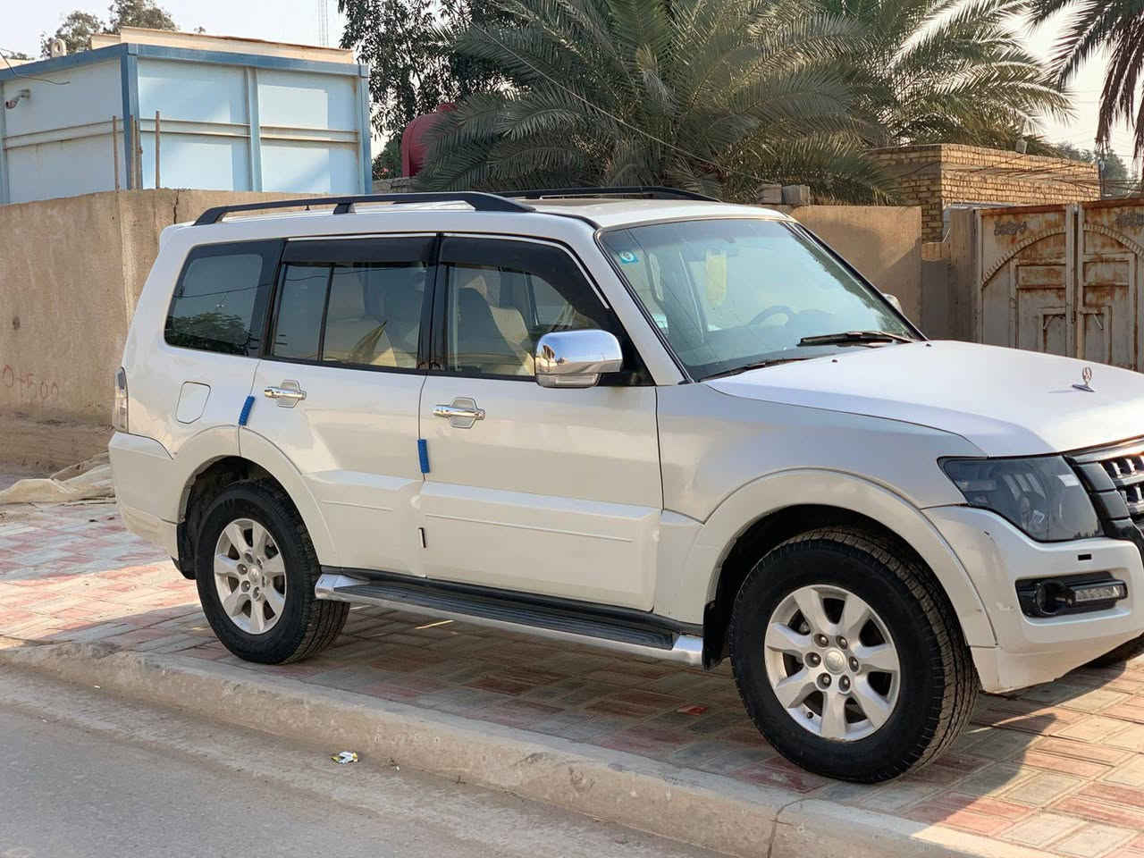 السلام عليكم ورحمه الله وبركاته 
لبيع 
باجيرو حبتور 3500فول مواصفات موديل 2009رقم بغداد سياره جاهزه خير من الله بيه قطعتين صبغ جاملغ الايمن والباب التكمه مرشوشه وياهن مراوس بسياره ازغيره هم عادي مكان السياره كربلاء سعره 120بيه مجال قليل ***********
