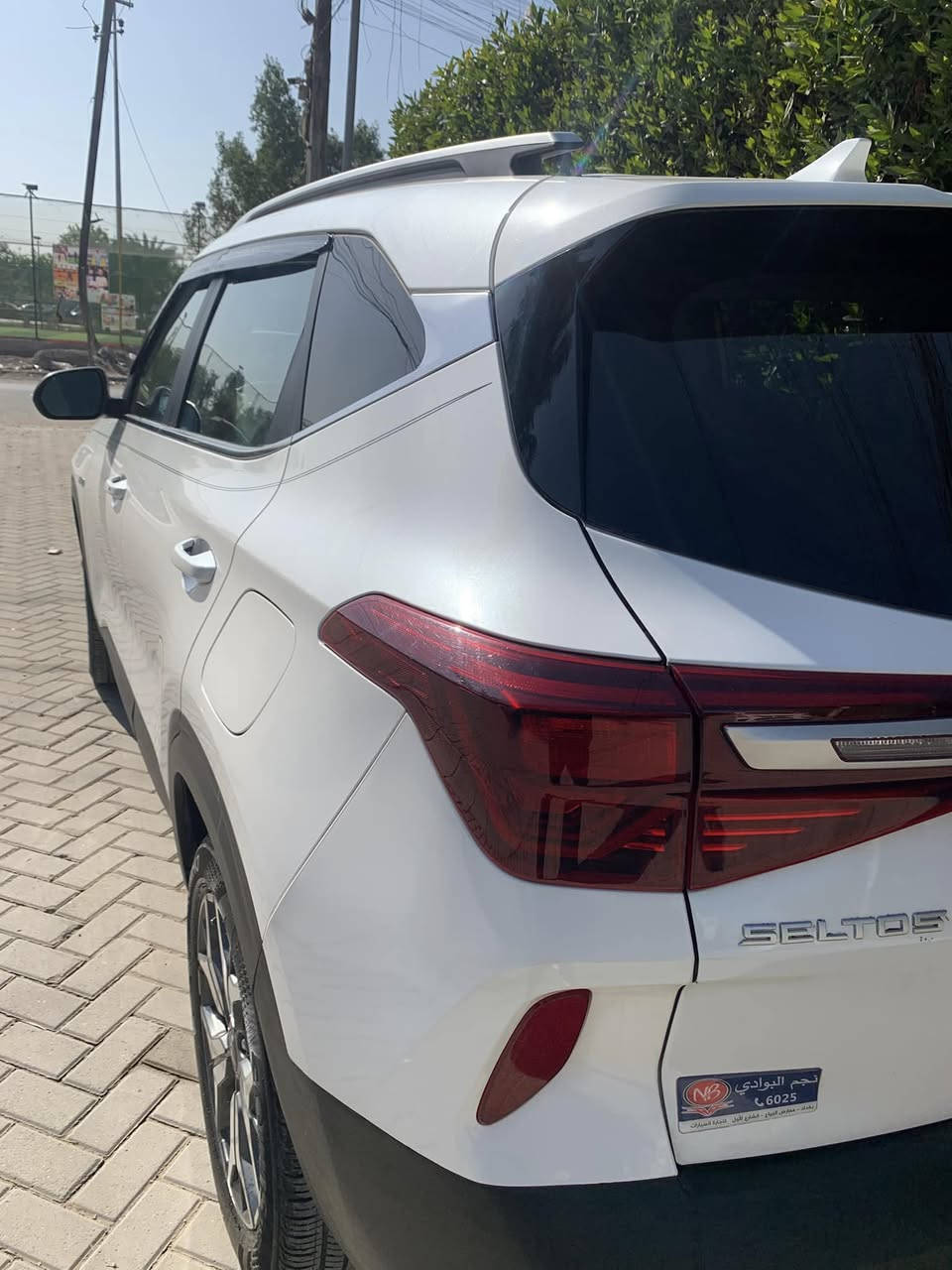 سيارة سيلتوز 2023 لون ابيض .. فول مواصفات رقم بغداد وارد امريكي.. نظيفة جداً ( بحالة الزيرو ) 4 سلندر وحجم المحرك 2000 دوش .. كشنات جلد ابيض ملكي ومغلفة تغليف جلد اصلي .. 
فتحتة سقف سلايد رووف 
بصمة تشغيل ، بصمة ابواب ، بصمة صندوق 
لد نهاري ، تحكم بشدة و اتجاه اللايت 
بروجكترات امامية ، انارة داخلية لمس
توقف ذاتي ، تشغيل عن بعد ، تنبيه الخروج عن المسار ، تحكم بحساسات التشغيل والاطفاء و التوقف الذاتي 
فول تحكم ستيرن، اشارات جانبية بالمرايا ، مرايا كهرباء 
مود درايڤ قيادة متعددة ( انماط قيادة متعددة ) 
نظام مانع انحدار ، مانع انزلاق 
شاشة لمس ذكية بالايعازات المتعددة الناطقة عالية الدقة 
‏GPS , خرائط waze ، apple carplay , auto android 
رادار امامي و خلفي وجانبي ( 360 درجة )
مخرج طاقة امامي وخلفي 
تبريد امامي وخلفي ( قطعتين ) 
كاميرا امامي و خلفي 
حساسات امامي وخلفي 
4 ويل 
كرسي السايق كهرباء 
تدفئة كشنات 
بالاضافة الى مواصفات اخرى كثيرة 
السيارة بحالة الوكالة جديدة ونظيفة جداً داخل وخارج ، عزم وعزل عالي جداً حادث بسيط ( قبغ صندوق ) ماشية 26 
السعر:  205 $ دولار 
للاستفسار: ***********  ( متوفر واتساب )
