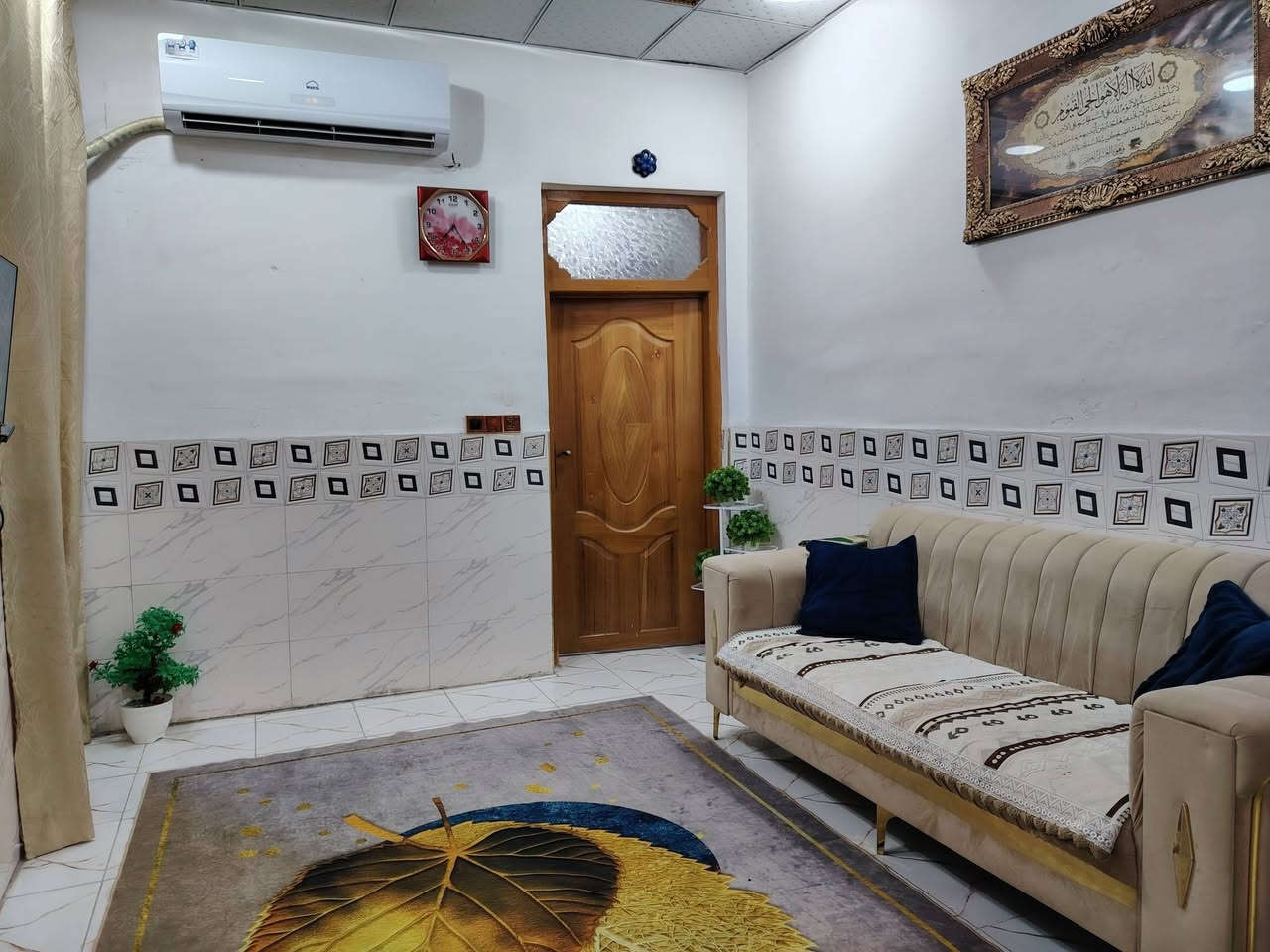 السلام عليكم ورحمة الله وبركاته
بيت للبيع ٥٠ متر طابو زراعي إقرار محكمه 
الموقع مقابل قرية الغدير بشارع المطحنه بمنطقة السوق والخدمات مخبز فرن صمون مخضر ومحلات مختلفه ومدارس خلف التجاري 
بناء درجه أولى 
يحتوي ع غرفة وصاله ومطبخ وصحيات ومكشوفه 
اساس وسقف كونكريت بناء طابوق كامل تشاريف وبيتونه 
وعالي عن الشارع 
وجه البيت شمالي
البيت كامل مكمل فقط يحتاج تطبيگ شتايكر للسطح
مولده قريبه 
والجيران مرتبين واوادم 
السعر ٢٣ مليون وبيه مجال بسيط 
الاتصال على الرقم *********** او واتس اب
