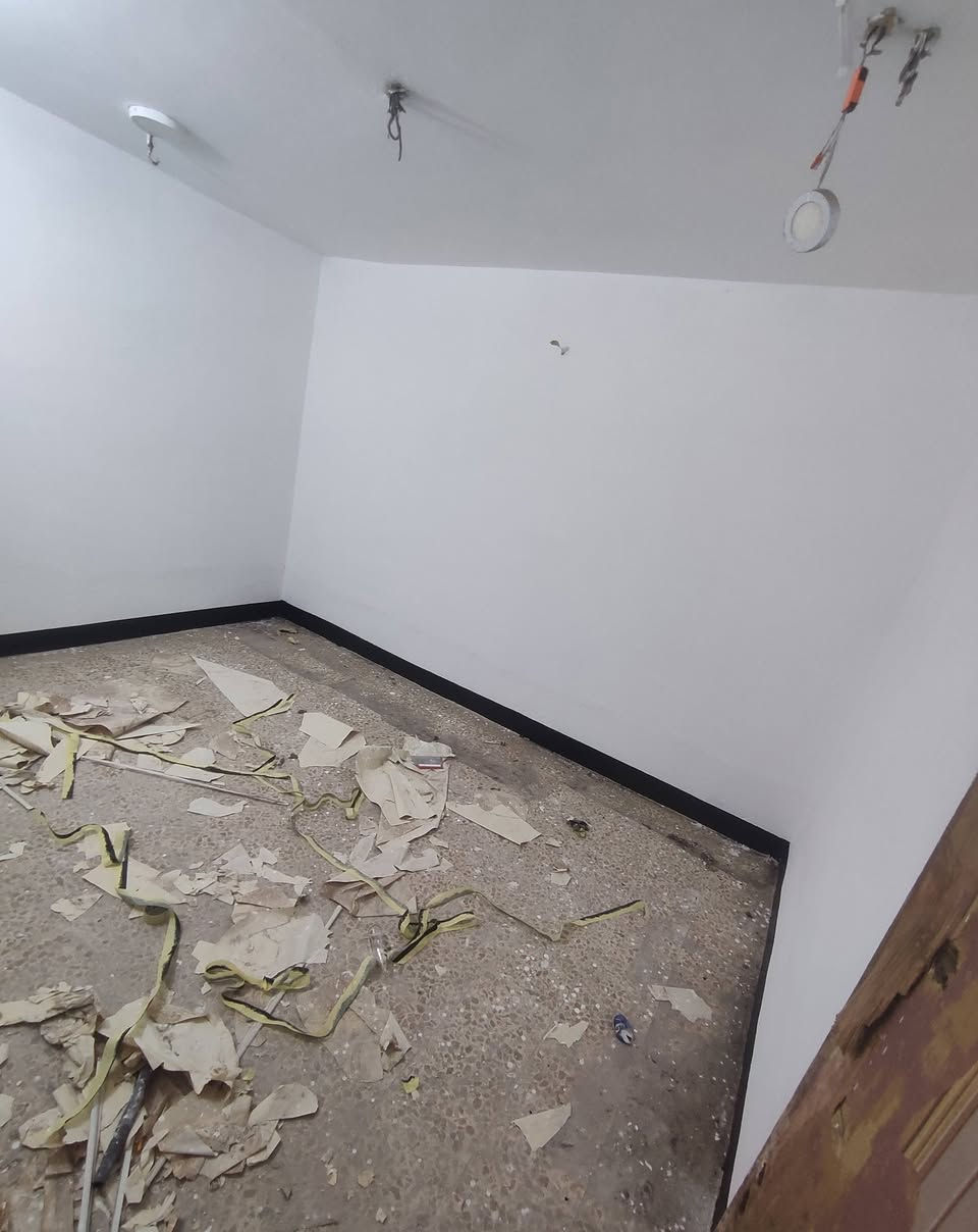 السلام عليكم صباغ بيوت صبغ داخلي غرف وجدران وخارجي وصبغ الحداديه كادر متكامل عمل صبغ الواجهيات وعمل الفوم 
اسعارنه مناسبه وبخدمة الزبون #ايضا نشتغل جميع الدور #القديمه وكافة التصليحات وطلس ومعالجة #الرطوبه تواصل واتساب او ماسنجر *********** نشتغل داخل النجف وبجميع الاقضيه والنواحي
