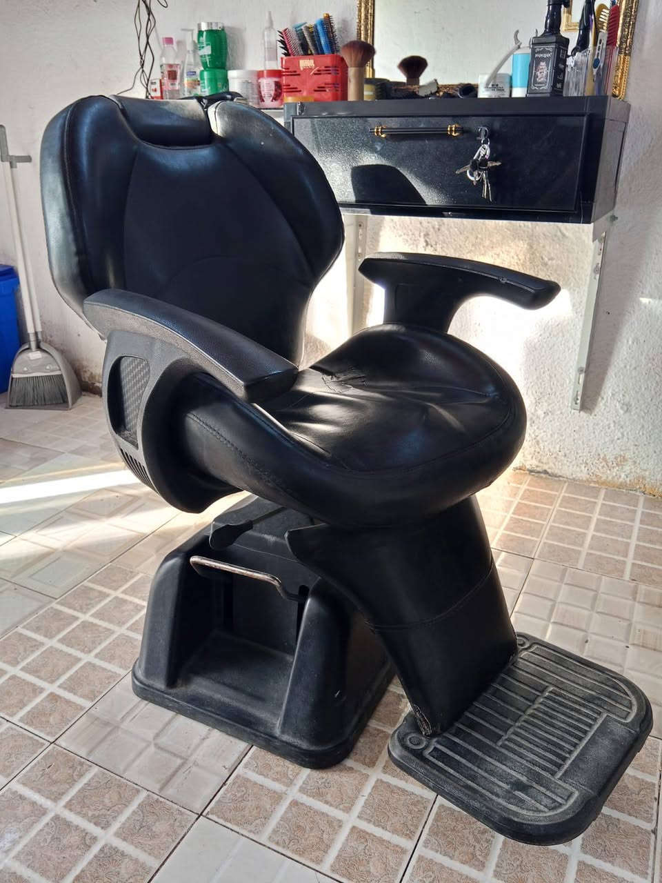 غراض محل حلاقه للبيع مرايا عدد 2+ كرسي شيروكي الاصلي + سبلت طن ونص توسوت+ مجر متحرك  جميع التفاصيل المذكوره بالصور السعر الاتصال على هذا الرقم ***********
