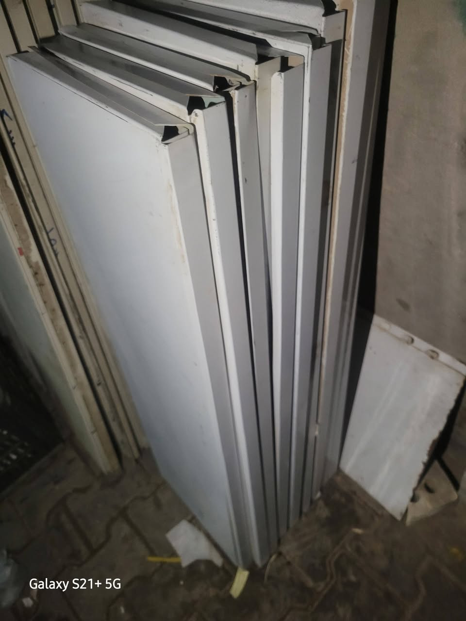 سلام عليكم رفوف للبيع العدد ١٠٠ رف مع سجج وحمالات مكاني بغداد الإسكان السعر عل خاص او اتصل ***********
