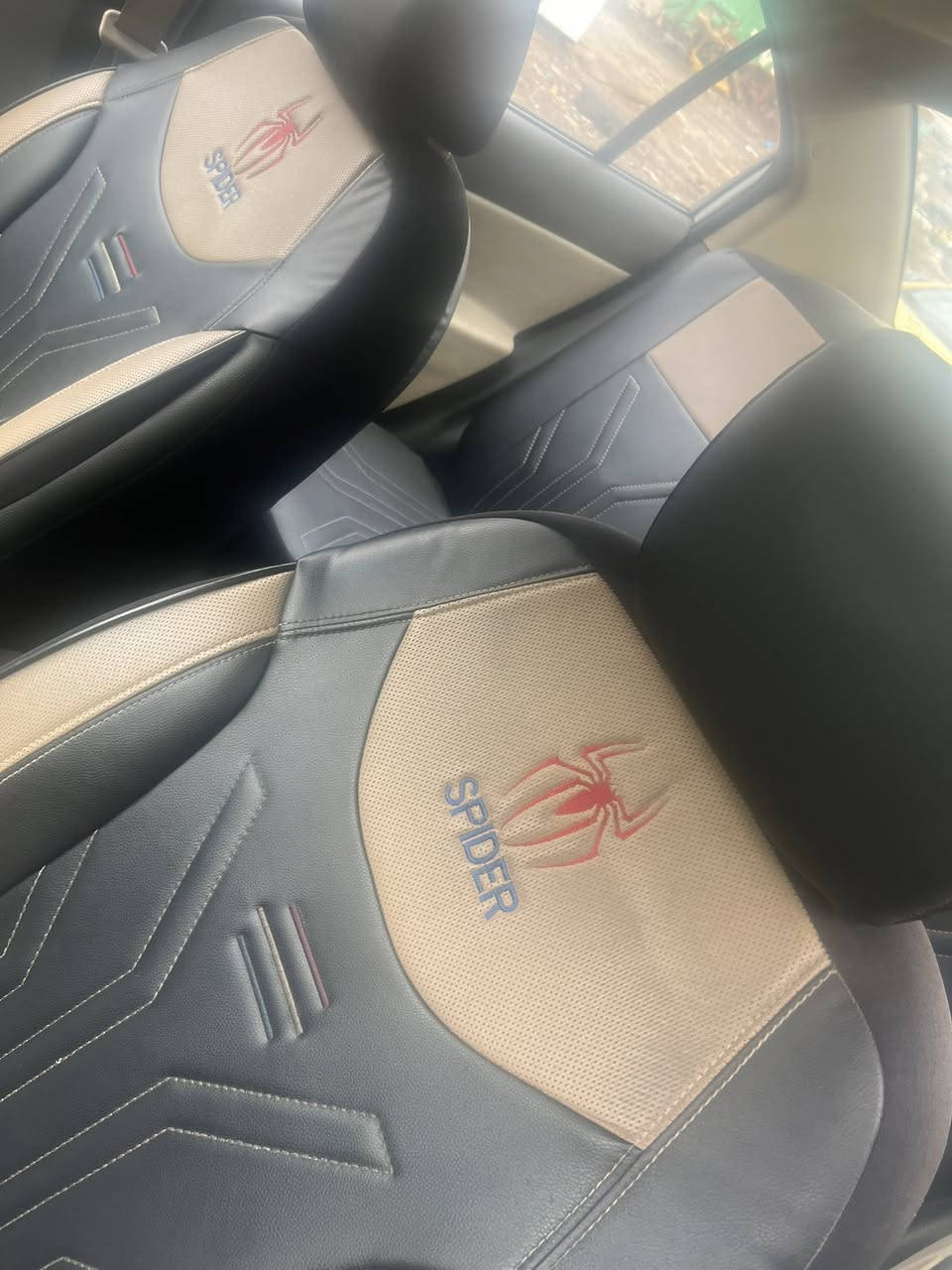 السلام وعليكم
أكسنت 2011
فتحته شاشه 
بيه صبغ على كد شويه باب وره سايق 
وبيه بنيد وجاملغ خلفي بداير صبغ 
سياره حلوه مال بيت بسمي صارله خمس سنوات 
الاستفسار ***********
