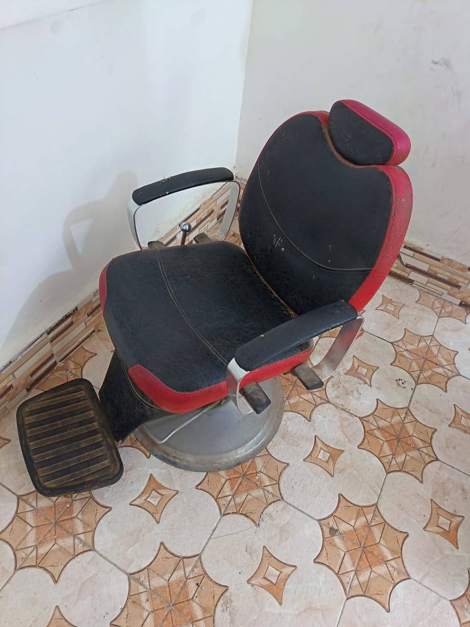 سلام عليكم اخوان اثنين كراسي مع مري اثنين سعر ٢٠٠ ألف نهائي اكو عندي ميز غير تصميم ***********
