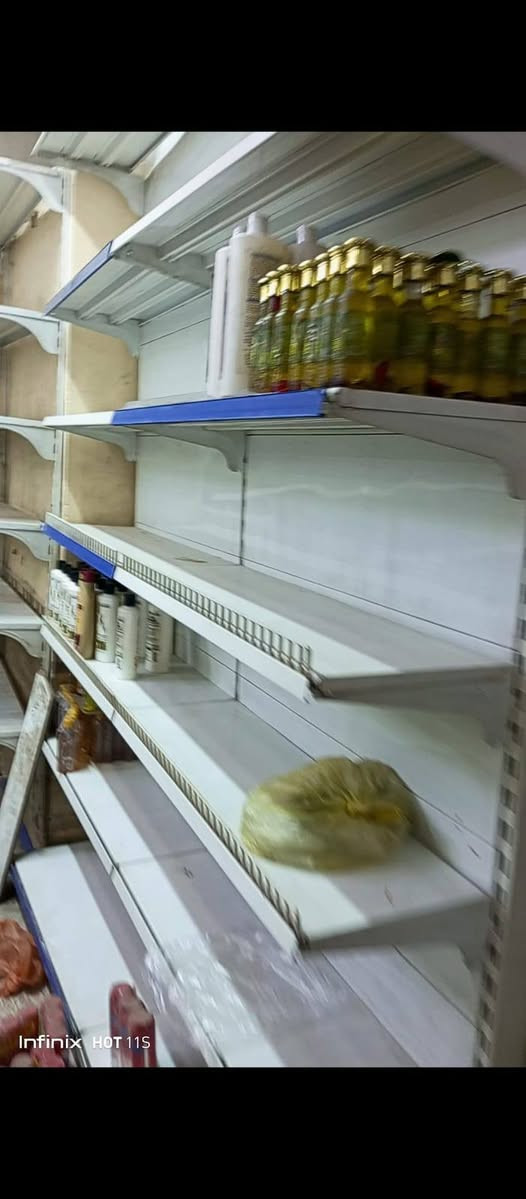 رفوف للبيع مع عارضه بطحيه,المكان بغداد الحريه....***********
