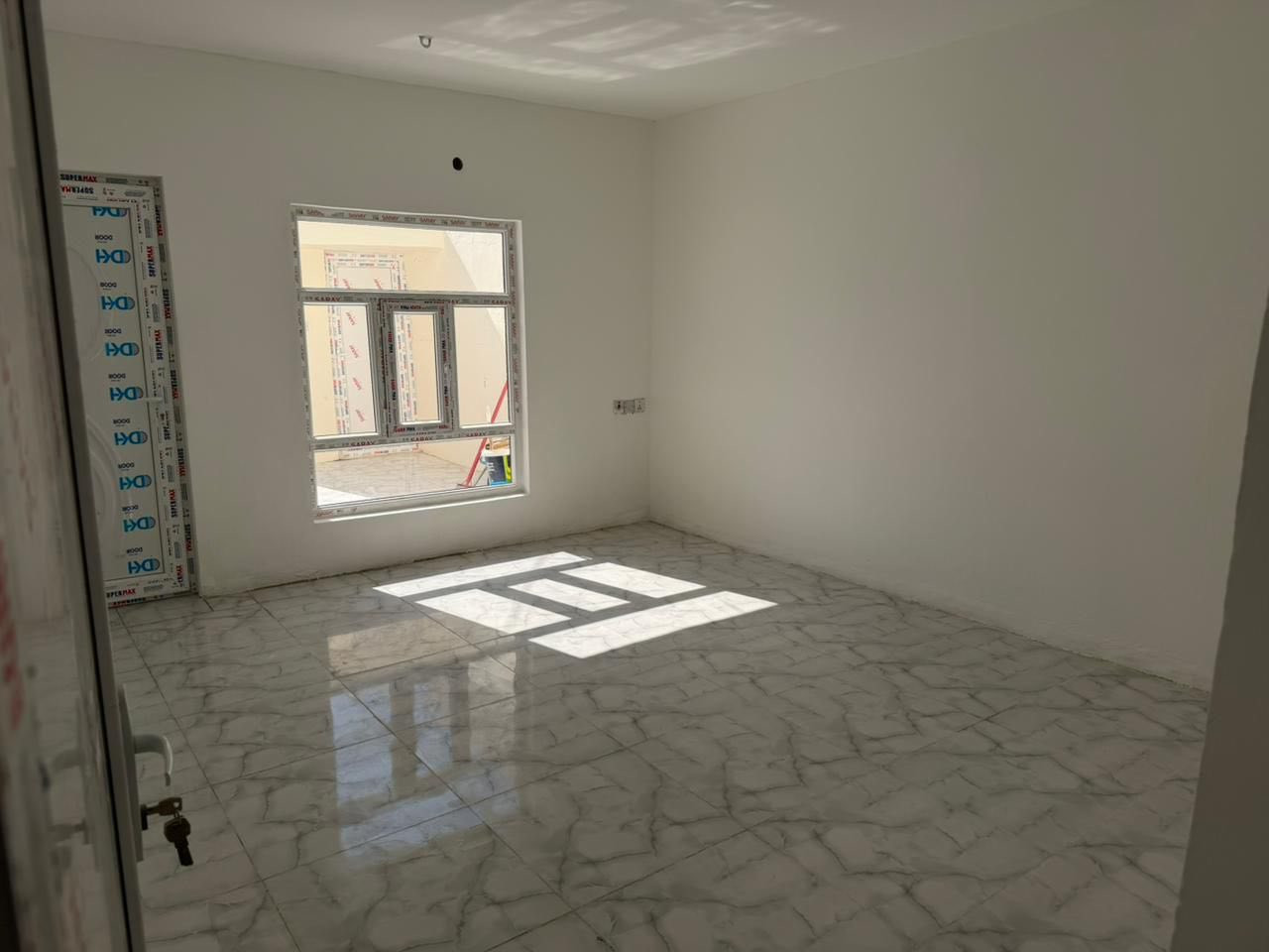 للبيع مشتمل سكني – طابو ملك صرف
📍العنوان: خانقين - حي رمضان ( قرب جامع حجيه كافيه ) 
📐المساحة: 130 متر 
 
الواجهه 6.5 m 
ونزال 20 m 

🔹يتكون من طابق واحد 
🔸الطابق الأول: استقبال، مطبخ ،غرفه  نوم، حمام، سيراميك.
🔸ويوجد مخزن او غرفه فوك 

💰السعر الكلي:  على الخاص 
فقط اكتب سعر او اتصل على رقم يتم رد باقل من 5 دقائق 

📍 نستقبل عروضكم ( السكنيه والتجاريه ) في جميع مناطق خانقين ( للطابو الصرف والزراعي )

للاستفسار الاتصال على الرقم 

📲  *********** ( حمزة )
