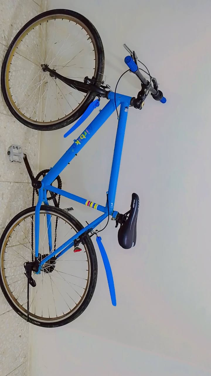 السلام عليكم بايسكل c700 نضيف للبيع
ابريكات عكرب كله شغال لون 🩵 
مكفول من كلشي بايسكل حجم 26 ياباني خفيف وسريع 
سعره 60 وبي مجال مكاني بغداد مدينة الصدر الاستفسار علة الرقم 
***********
