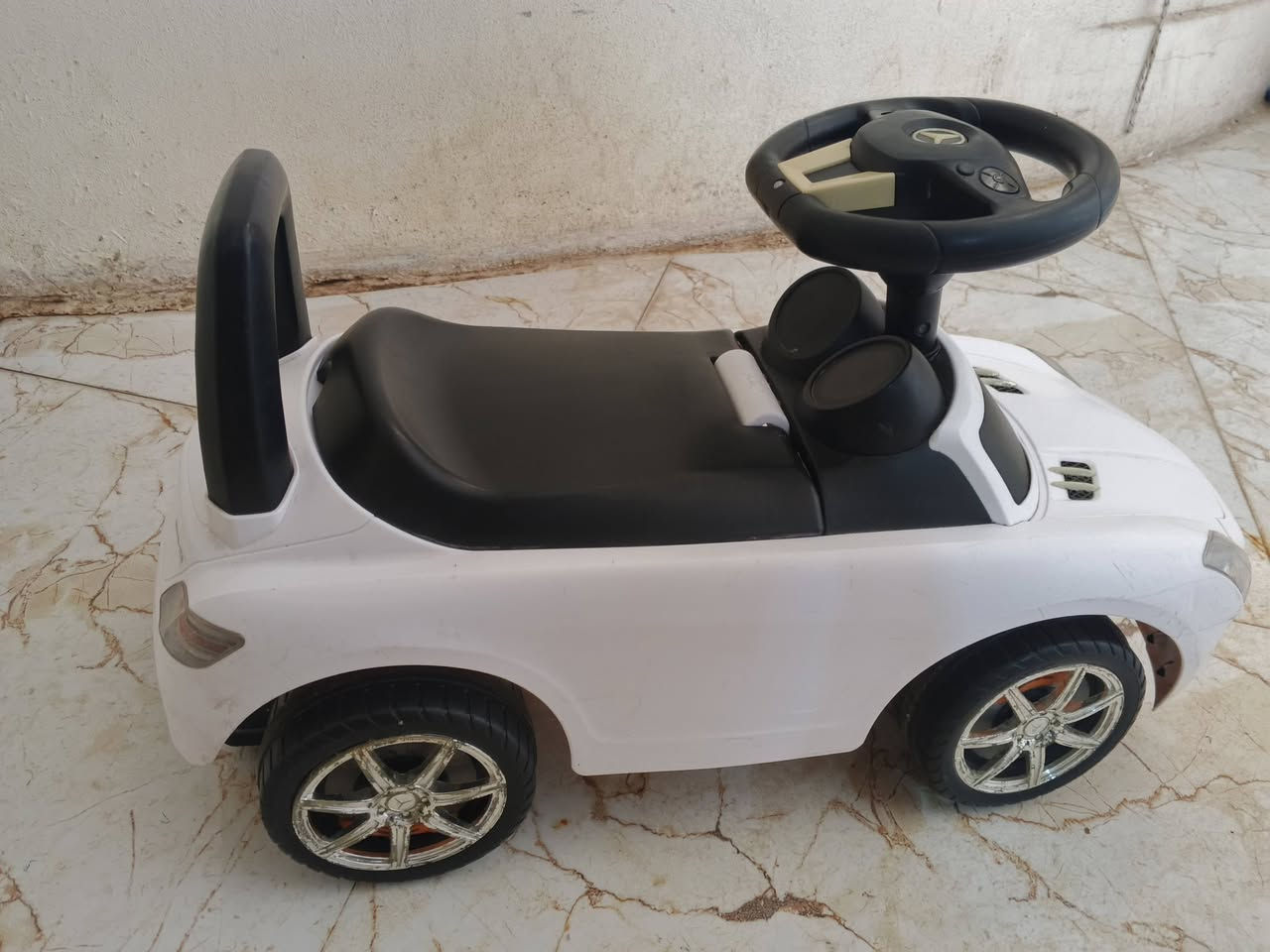 سيارة اطفال للبيع مرسيدس بيها صندوك تحت الكشن   السعر 15الف (***********)
