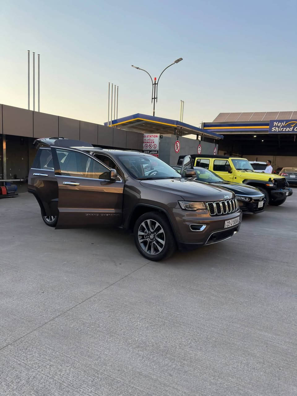 جيب گراند شيروكي 2018 (خليجي وكالة هارلم)
فول مواصفات 4x4 Limited Plus 

دفع رباعي ، بانوراما ، 3 شاشات ، كشنات تبريد و تدفئة ، حساسات امامي و خلفي ، شاشة كار بلي

كفالة عامة بدون حادث بدون صبغ بدون تبديل
حتى الدعاميات بشرط ماشية قليل 59 مايل
سيارة جديدة كلش و متصرف دينار عليهة

كلشي بيهه بشرط كير ومحرك وكهربائيات وصدر بدون نقص برغي

رقم وسنوية وهزة جديدة بأسمي 
مكاني اربيل 
السعر ( 249 ورقة ) وبيهه مجال للشراي

***********
***********
