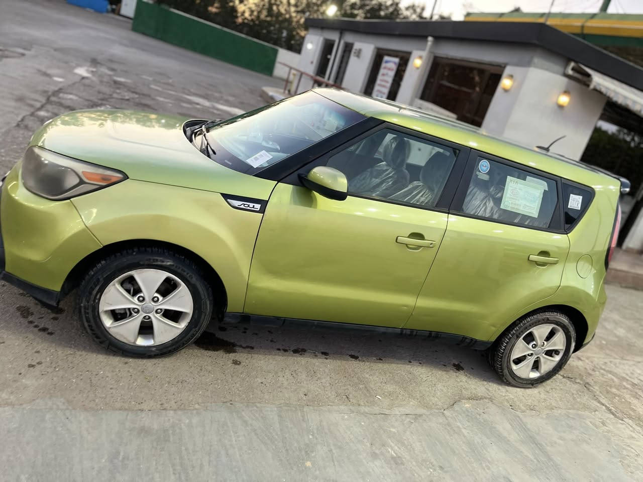 السلام عليكم للبيع كيه صول مديل 2015 شاشه كامره خفيه تحكمات صفحتين مري شفط وارد أمريكي حادث فقط جاملغ امامي ونفسه مصلح ليبل واحد كفالة عامة ما عاد جاملغ السياره وجديده كل نقص ما بيهه السعر 105 مكان السيارة بغداد قرب مرور الحسينية للاستفسار رقم الهاتف ***********
