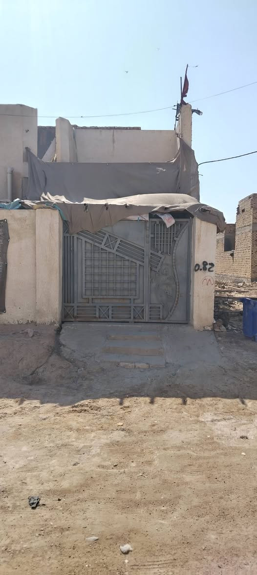 بيت زراعي للبيع مساحته 150م النزال 20والعرض 7/5يحتوي على طابقين فيه اربع غرف وصالتان ومطبخ واستقبال وصحيات سند 25طابو ملك يقع في حي لازم مقابيل اسالة الماء توجد كافة الخدمات فقط تبليط بعده للاستفسار الإتصال ***********
