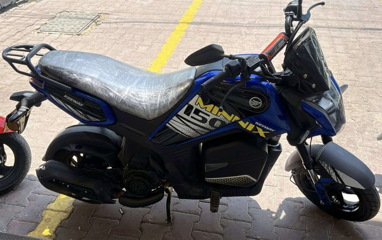 دراجة Keeway Minnix 150 (أوتماتيك) للبيع - بحالة ممتازة شبه جديدة! 🏍️
المواصفات والتفاصيل:
النوع والموديل: Keeway Minnix 150.
نظام القيادة: أوتماتيك (مريحة جداً وسهلة بالقيادة داخل المدينة).
الحالة: نظيفة جداً وبحالة ممتازة (الكشن لازال بـ جيس الوكالة مثل ما موضح بصورة 
الرقم: رقم أربيل.
طريقة التحويل: التحويل مباشرةً باسم المشتري ومن نفس الشركة اللي اشتريتها منها (المعاملة سهلة ومضمونة، لا أتعبك ولا تتعبني!).
💵 السعر:
2,150,000 دينار (مليونين ومية وخمسين ألف دينار عراقي).
📍 الموقع 
العنوان: بغداد - العرصات.
 للاستفسار والتواصل:
يرجى الاتصال مباشرة على الرقم التالي:
***********
