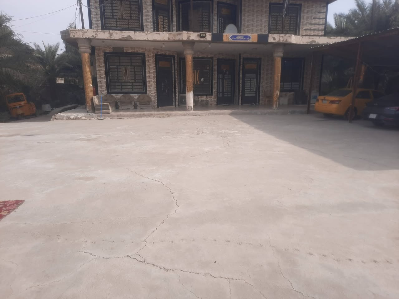 السلام عليكم للبيع بيت طابو زراعي سند 25تحويل بسم المشتري البيت طابقين مساحة البناء ٤٠٠متر المساحه الكليه 1500يحتوي على محلات وبيت ثاني متوفر بيه كافة الخدمات ماء واكهرباء والتبليط اباب البيت مكانه خلف جامعة بابل منطقة ابراهيم الخليل لاستفسار لاتصال على ***********
