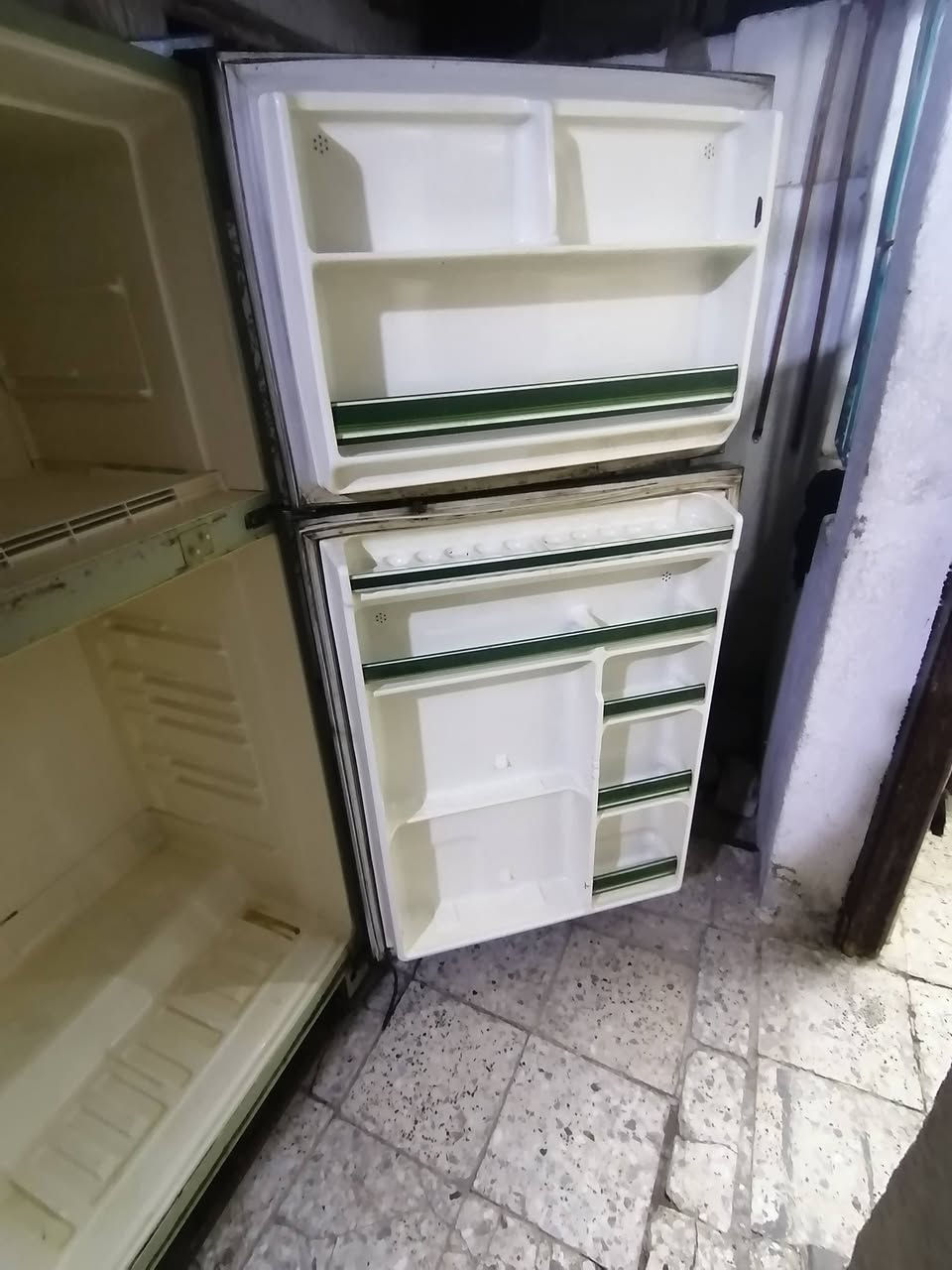السلام عليكم ثلاجه نوع هيتاشي ياباني حجم كبير الثلاجه نضيفه كلش وغراضها كامله نوع بخاخ نقص بس غاز مكاني كربلاء قرب مستشفى الحسيني *********** السعر ٧٥

