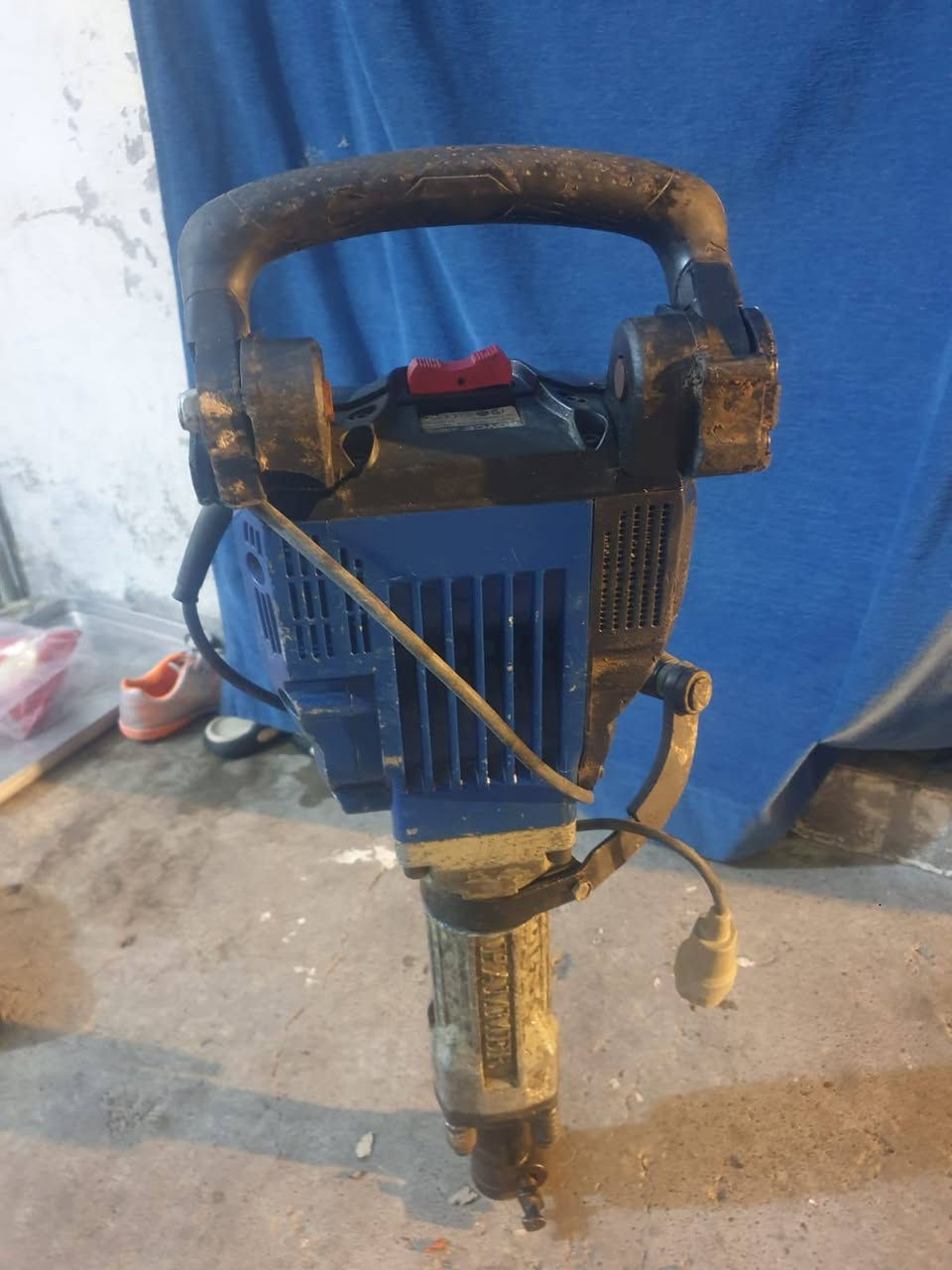 كسار ماركة رويس ضخم ٢٨٠٠ واط ياخذ لرينة ٩٥ ملم للبيع الشراي يراسلني او يتصل واتسب*********** توصيل موجود لكافة المحافظات
