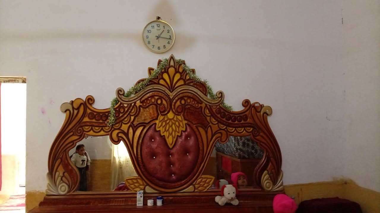 سلام عليكم البيع بوفيه وميز  وتاج البيع الشراي ينتصل على رقم ***********
