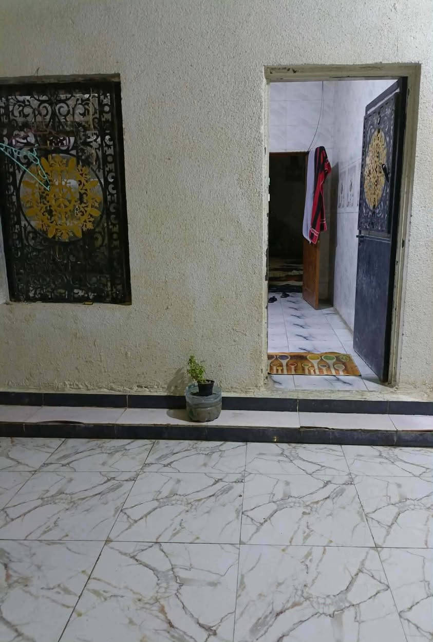 سلام عليكم احبتي الكرام 🌹                               بيت طابو زراعي باسم عراقي بل جزيره بل فيروزيه  الجسر لأول مقابل مدرسه العنفوان طابقين مساحه 150متر  استقبال وطارمه وحمام خارجي ومطبخ وصاله وغرفه وحمام داخلي ومنور فوك غرفتين وصاله وحمام وسطح السعر 100 شراي ينتصل ***********
