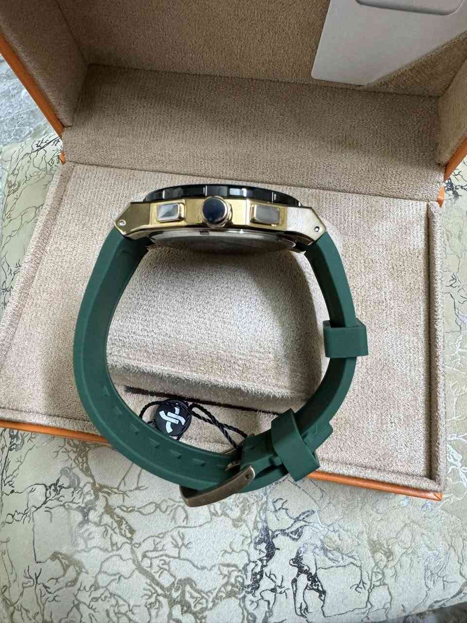 السلام عليكم ورحمة الله وبركاته🖐️
ساعة من ماركة DANIELKLEIN من التحف الجميلة والون المميز😍
المواصفات😎
١-الساعة تعمل بنظام كوارتز القطر 44 
٢-ستانلس ستيل مقاوم للخدوش 
٣-الجام زفير اصلي مقاوم للخدوش
٤-السير ربر مريح لليد لون زيتوني 
٥-فقط الأرقام لومينوس 
٦-نافذ شهري جميع ايام الشهر
٧-جميع السناتر شغالة 
٨-نظام ستوب وتش 
٩-عداد ثواني منفصل 
١٠-ضمان لمدة سنة 
١١-كود نمبر الساعة DK.1.13997-4 DANIEL KLEIN  تكدر ادخل هذا الكود وتأكد من الساعةEXCLUSIVE
…يتوفر توصيل لكافة محافظات العراق الحبيب
رقم الهاتف او واتساب
اسيا-***********
اثير-***********
