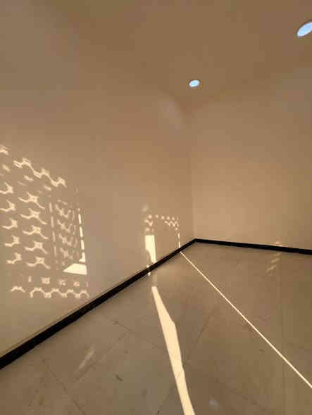 سلام عليكم بيت مساحه 100 لبيع الموقع البصره شط العرب فيروزيه شارع 16 يحتوي لبيت ع 2غرف  نوم ديوانيه صاله حمام خارجي  وداخلي راح يكون سعر 54 وبي مجال ***********
