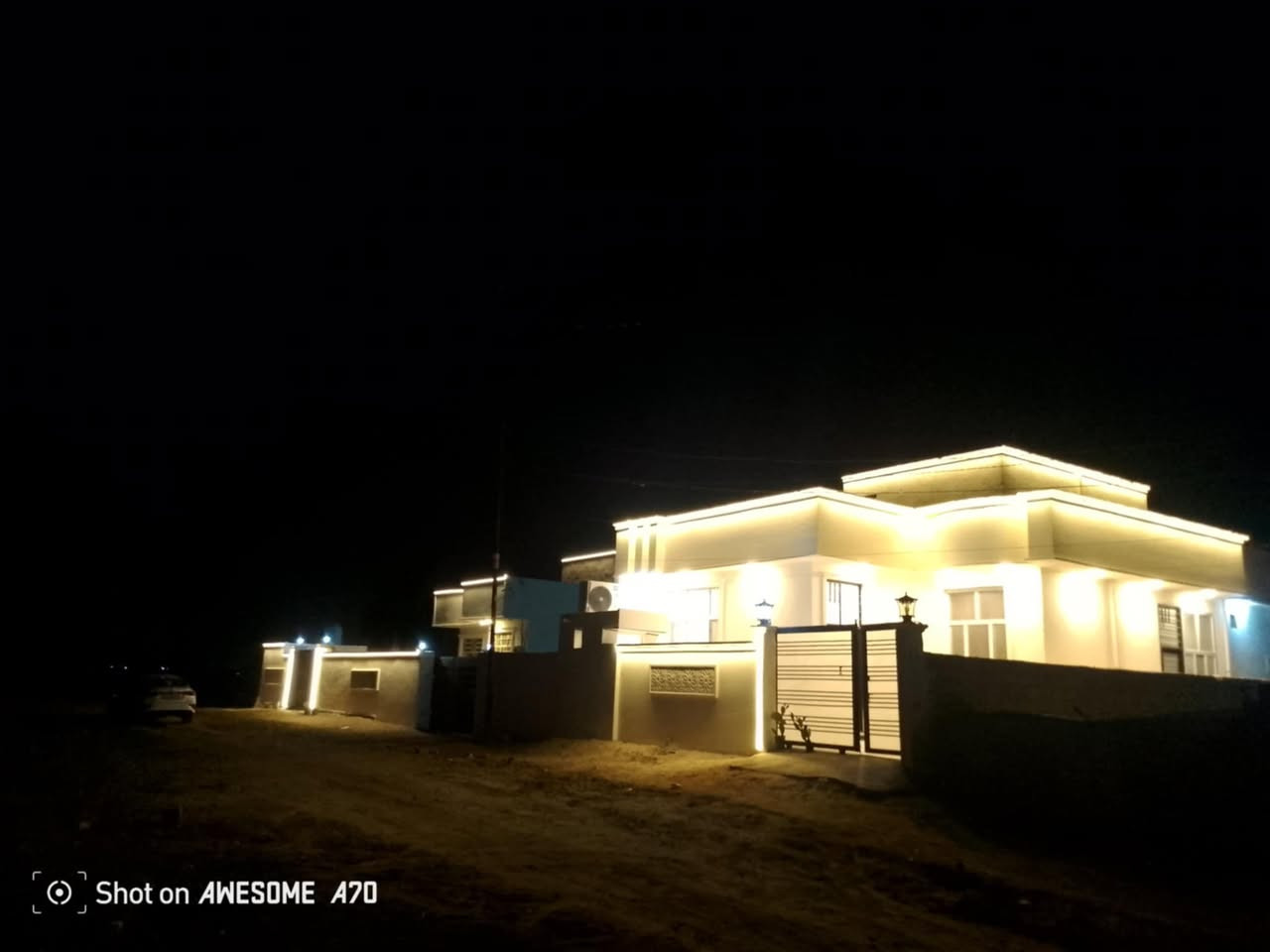 مكلف بالنشر
الموقع ///الاسكندرية -الشاخة
#الشارع تبليط لحد الباب 
بيت بمساحة 225+225 قطعة مجاورة فارغة 
المجموع 450
الموقع /الشاخة خلف مدرسة الفرات قريب ع الشارع الرئيسي
بناء حديث 2025  باشراف هندسي 
طابوق جمهوري وصب مركزي C35
يتكون من صالتين (٢)  استقبال 
وموزع 
غؤفتين نوم 
مجمع صحيات داخلية  وخارجية
التاسيسات الكهربائية  /الفنار السعودي 
التاسيسات الماء والمجاري /شركة الشريف  الثقيل +التركي المسلح
الارضية /بورسلين 
الابواب والشبابيك /pvc كيج 2ملم مسلح 
#الرجاء السعر فقط الاتصال ع الرقم 
***********
