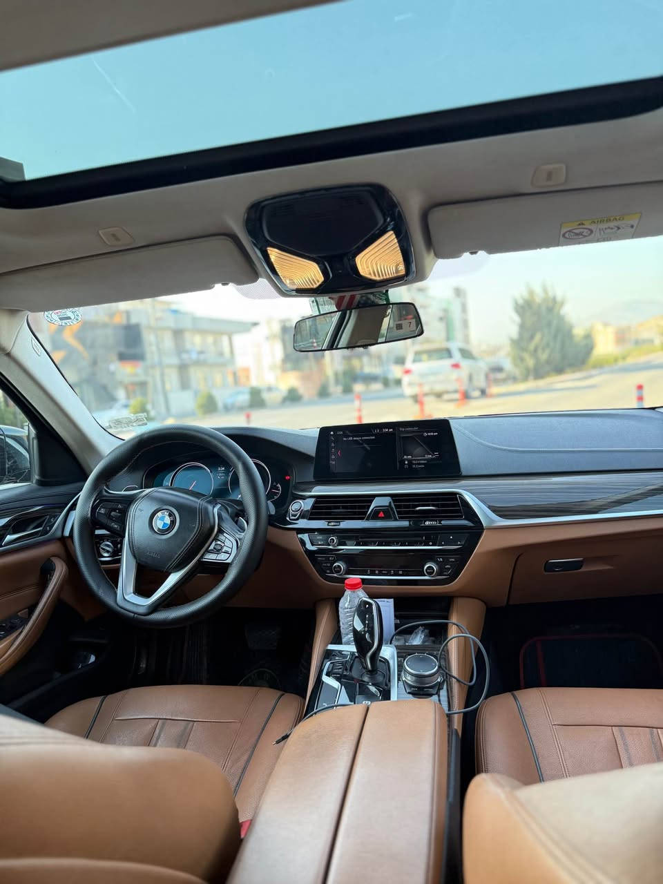 BMW 530i  2017 خلیجی

مواسەفاتی Luxury Line، ناو خەنەییە و کوشن کارەبایە، شاشە دیجیتاڵە و سڵایدە و ٥ پەردە و حاسەی ٣٦٠ و کامل ناو سەیارەکە لیدە. سەیارەکە لەسەر دەقی شەریکە ماوەتەوە، وەکو بۆیاخیش تەنها پەڵەیەکی بچوکی بۆنیدەکەی بۆیاخە ناوی نەگرتووە و ئێرباگیش نەتەقیوە. یەک دوو جێ ساردی  هەیە. سعری داوای $235 مەجالێکی کەمی لێ ئەکەم.
ژمارەی مۆبایل: ***********

 BMW 530i RWD 
بيئم موديل ٢٠١٧ خليجي للبيع، سيارة خليجية و مواصفات Luxury Line ، داخلية مشمشي و كشن كهربائية، شاشة ديجيتال، صلاد، ٥ بردات، حاسة ٣٦٠ و كامل سيارة ليد، سيارة اكسل و مكينة ٢.٠ توربو مرغوبة. سيارة مشي على دق شريكة. بنسبة صبغ بس بها ربع بنيد صبغ بشرط بدون دواخل و بشرط ارباك. و بها شوي مكانين تعديل بارد. 
سعرها $235 و بها شويه مجال
هاتف: *********** أربيل, العراق
