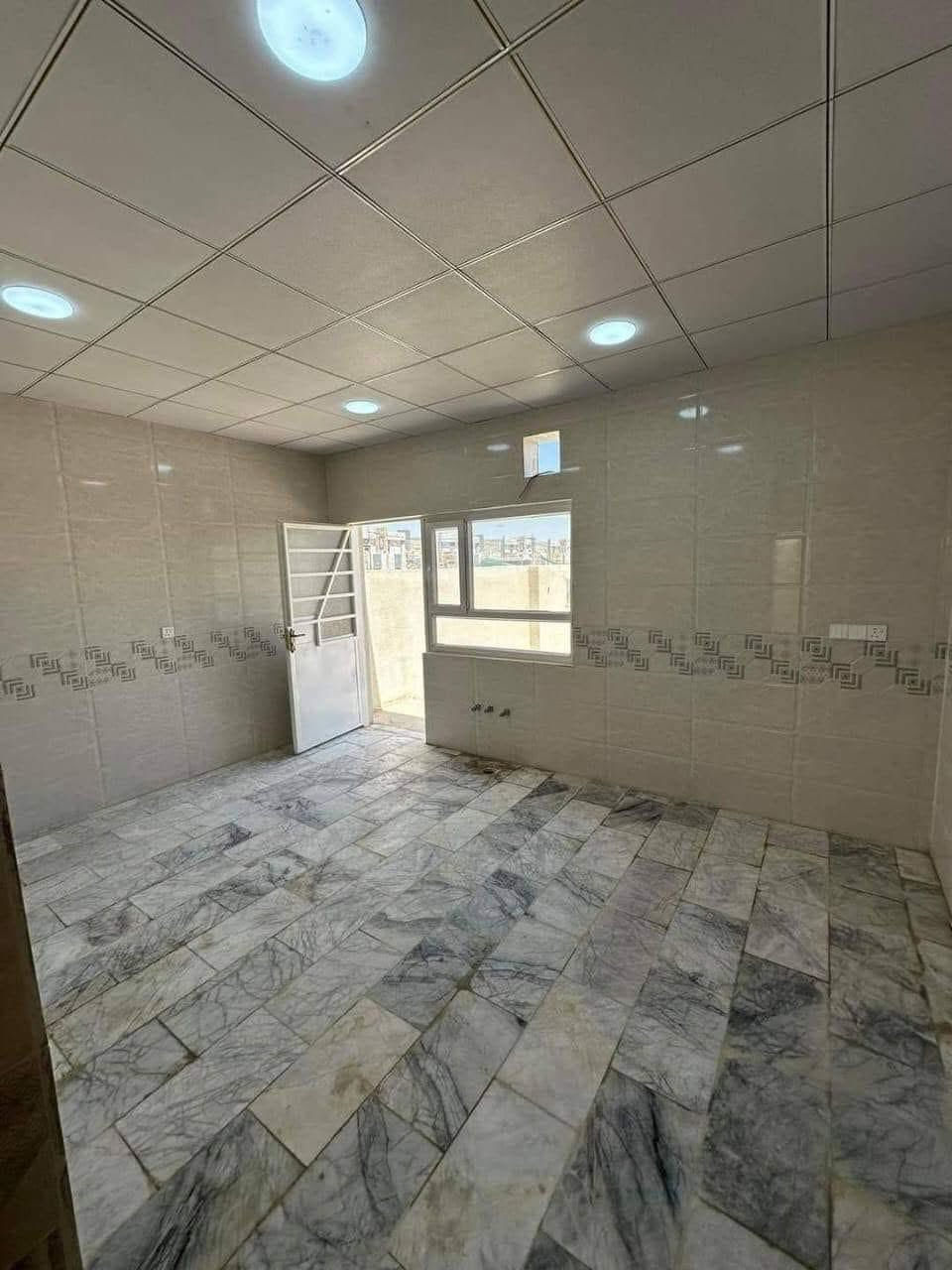 فرصه للاستثمار او السكن 
دار في مدينه السلام السكني
السعر الكلي 155مليون 
المقدمه 110مليون 
الباقي 45 مليون اقساط كل شهر 700 الف  بدون كفيل 
***********
