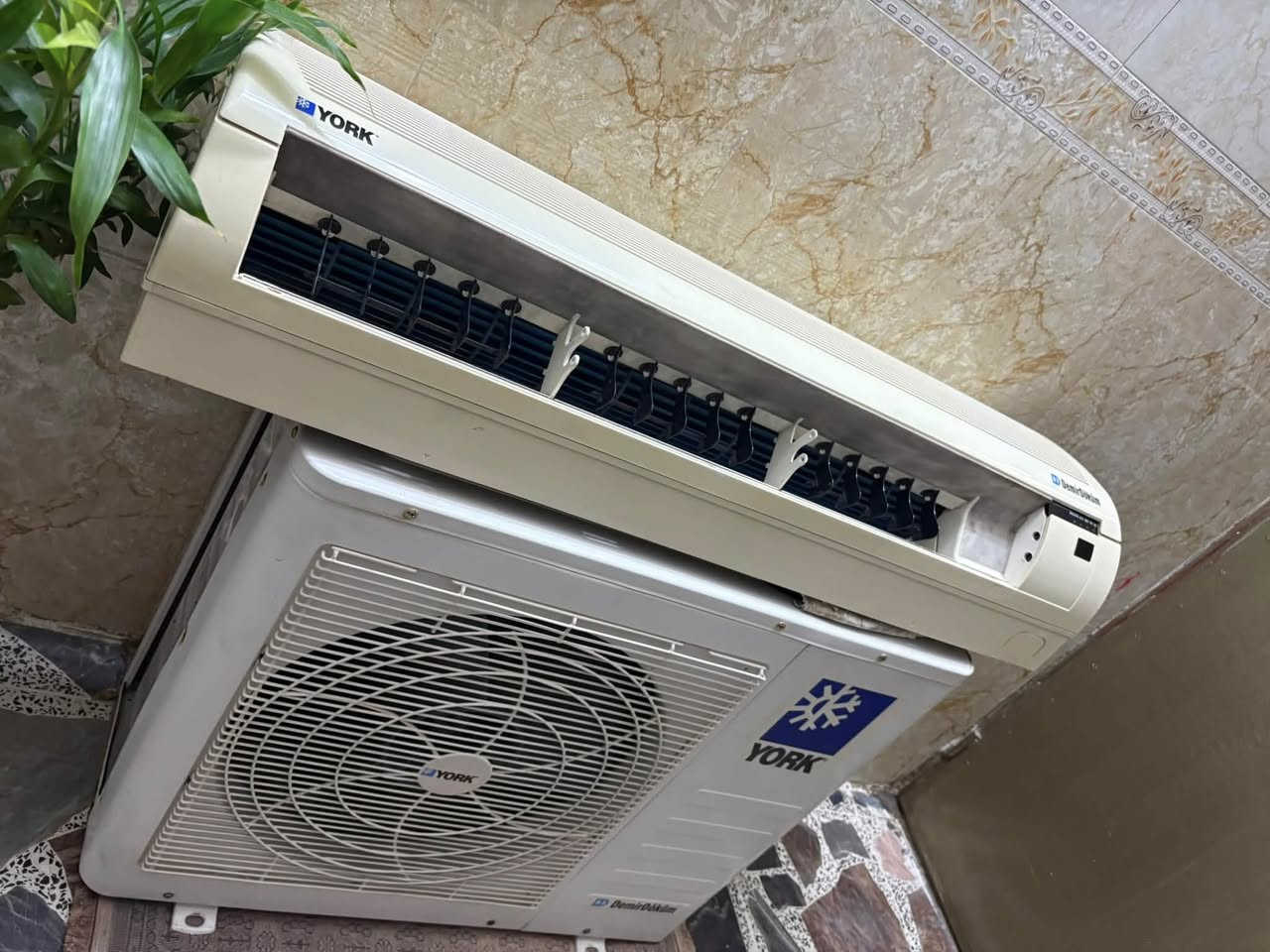 سلام عليكم
سبلت يورك 2 طن أصلي
 تايلندي
حاربارد بلادي ممصلح
غازه بي مقفل تبريده ممتاز
نظيف جدا بي ظمان 10 أيام
السعر ٣٧٥ الف
بغداد حي الجامعه
***********
