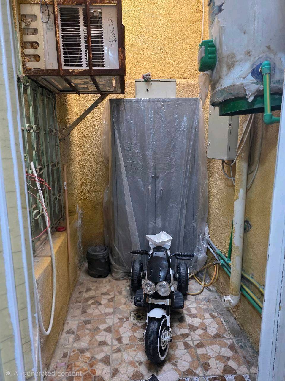 منزل للبيع في الشرطة الخامسة زراعي طابو ٢٥ بصف بيوت الطابو - بناء حديث  منزل بمواصفات ممتازة، نظيف جداً وجاهز للسكن الفوري.
​التفاصيل:
​المساحة: 100 متر مربع.
​الواجهة والنزال: واجهة 5 أمتار ونزال 20 متر.
​التصميم: يحتوي على استقبال، ممر، مدخلين، مطبخ، وصالة.
​الغرف: غرفة نوم واحدة مساحتها 5x5 أمتار (بعرض البيت).
​المرافق: حمام داخلي وآخر خارجي، بالإضافة إلى منور.
​التشطيبات:
​المطبخ والدرج وصولاً للسقف سيراميك بالكامل.
​البيت بصبغ جديد وبناء عام 2021.
​نظافة فائقة، لا يوجد رطوبة أو كاشي متقشر، ولا أي نقص.
​السطح معزول بالايزوكام.
​الخدمات: كهرباء 3 فيز مع ميزانية خارجية مرتبة وسلكترات بيها وميزانية أخرى في المنور ايضا ثري فيز، وكافة الخدمات كاملة (مجاري وغيرها).
​الموقع: الشرطة الخامسة، قرب حسينيه السيدة رقيه.

​السعر: ٩٠ مليون دينار عراقي (قابل للتفاوض).
للاستفسار الاتصال على 
***********
