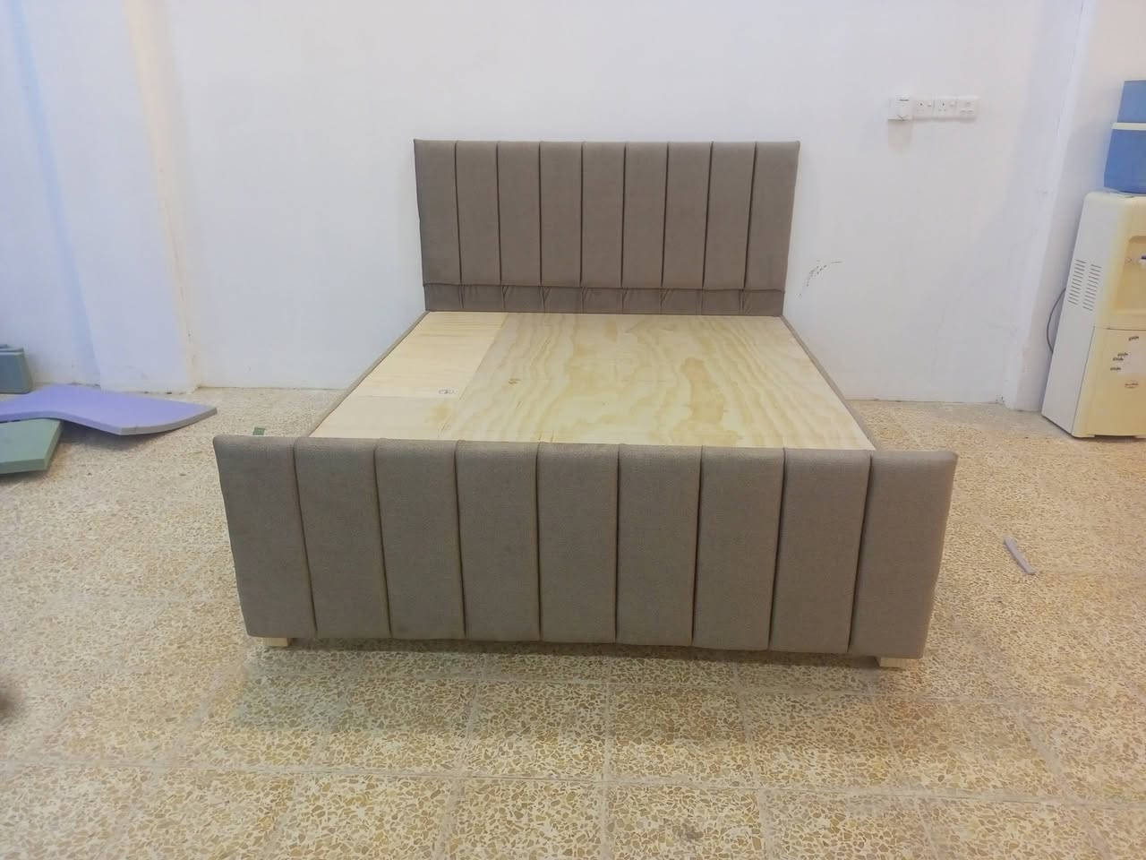 معمل ومعرض نجارة الفاضليه 
سرير نفرين فصال تركي 
قماش مبطن 
عدد الارجل 7
عدد الجسور 7
بلوك 15 ملم 
السعر 215 
للاستفسار الاتصال 
***********
