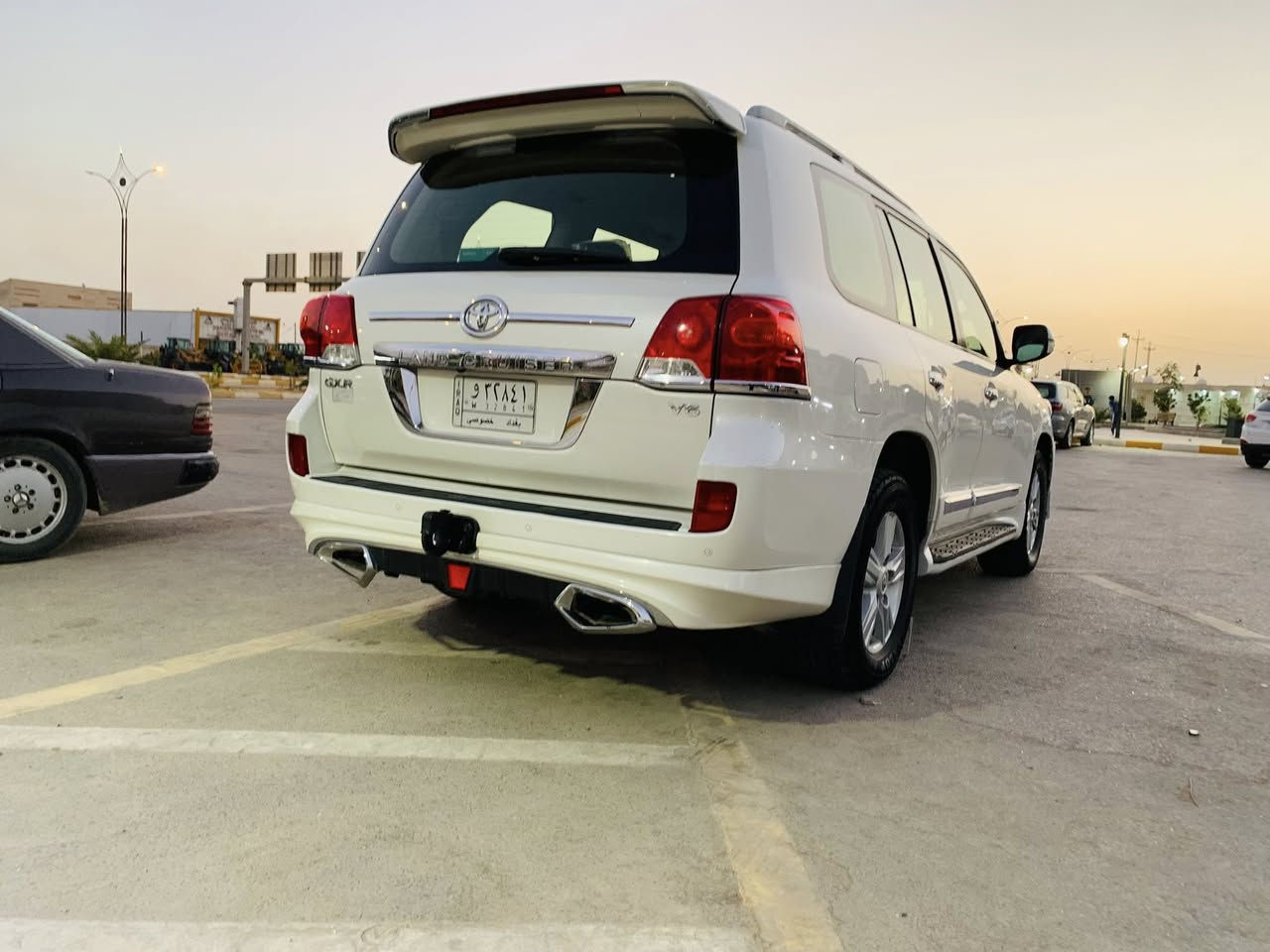 السلام عليكم
لاندكروزر GXR 2015 للبيع فقط اعتذر عن المراوس 
مواصفات السياره معروفه ماشيه 100 الف حقيقي 
_ فتحه سقف 
_ شاشات عدد 3 
_ تحكم ستيرن 
_حساسات أماميه 
_ حساسات خلفيه 
_ مري شفط 
_ اشاير بالمري 
_ كشن كهرباء 
وباقي المواصفات معروفه 
السياره مكفوله من الضربه والصبغ والتبديل والفتح 
ماعدى شخطين مثل ما موضحات بالصور كفاله من كير ومكينه وحداديه وكلشي ع وضع الشركه مامفتوح بيها برغي كلها ع البلاد جديده كلش رقم بغداد بأسمي مشروع وطني تحويل ثاني يوم السعر 410 ورقه السياره مكانها الناصريه للاستفسار الاتصال على الرقم ***********
