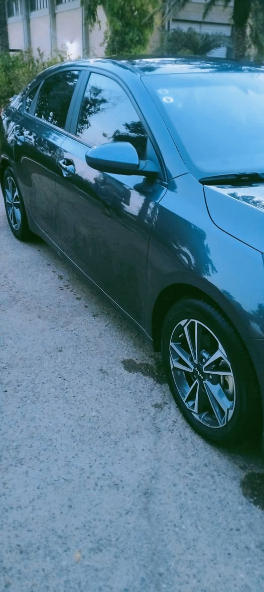 السلام عليكم للبيع فورتي موديل 2023 مكينه دوش 2000 السياره جديده رقم بغداد حادثه دعاميه خلفيه وشويه من يم الرقم مالجنطه الايرباكات كله سليمه حادثه موقوي وبيه الجاملغ الامامي بي ربع بارد فقط والسعر 145 وبيه مجال للاتصال *********** وبي واتساب
