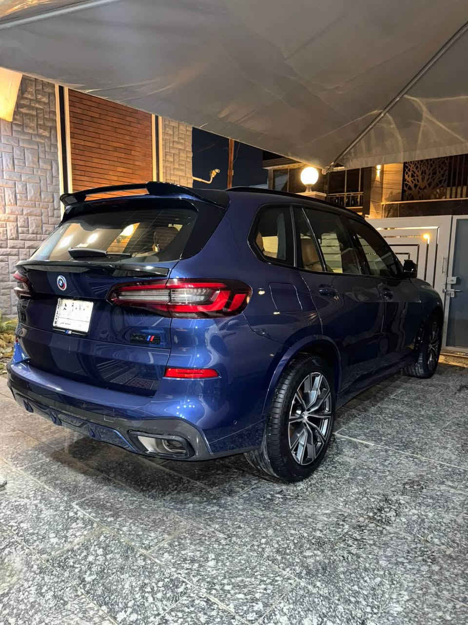 BMW X5 i40 – خليجي وكالة العروش
موديل 2023 
رقم بغداد مميز 9070 H
🚘 الموديل: BMW X5 i40
🎨 اللون: أزرق ميتالك مميز
⚙️ المحرك: 6 سلندر تيربو – i40
🔋 القوة: أداء قوي وسلس مع استهلاك متوازن
🛞 الدفع: رباعي xDrive
📍 الحالة: نظيفة جدًا، استخدام شخصي
السيارة ماشية 16 الف كيلو متر فقط 
السيارة مغلفه PPF كاملة من جيوشيلد مفتوح مدى الحياة 
المواصفات:
 • فتح وتشغيل بدون مفتاح
 • شاشة أمامية كبيرة مع نظام BMW iDrive
 ‏•نظام الإيماءات 
• نافيكيشن
 • كاميرات 360°
 • رادار أمامي
 • تحكم كهربائي بالمقاعد مع ذاكرة
 • جلد فاخر
 • إضاءة داخلية Ambient Light
 • جنوط رياضية
 • نظام Driving Modes
 • نظام مانع الانزلاق
 • تحكم بالمقود
 • مثبت سرعة

***********
