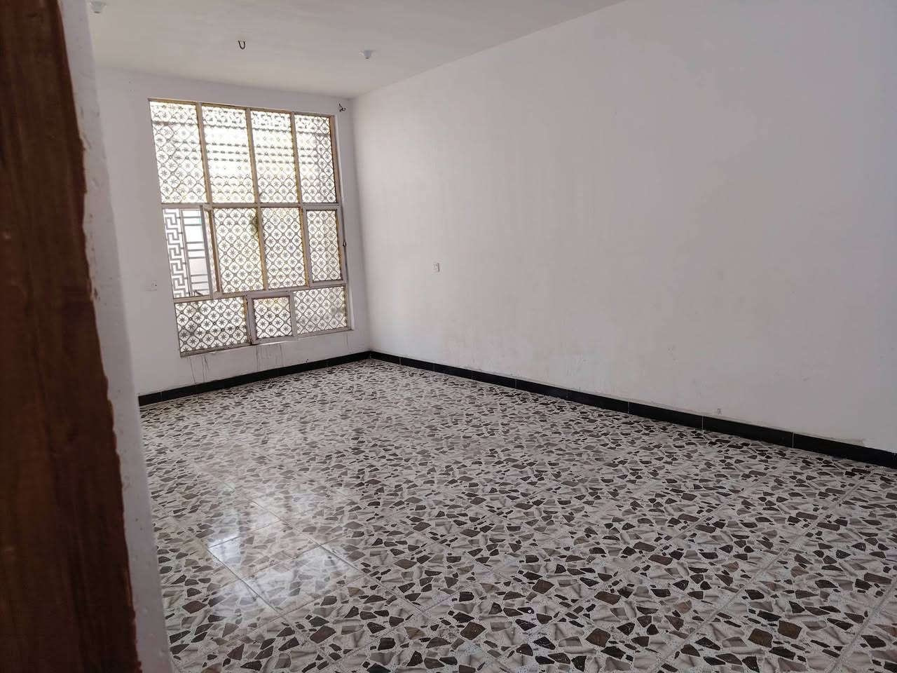 بيت ٢٠٠ متر للبيع ماء كهرباء مدرسه مستوصف بناء جديد تبليط سعر اكو رقم او خاص  *********** رقمي منطقه الخنساء
