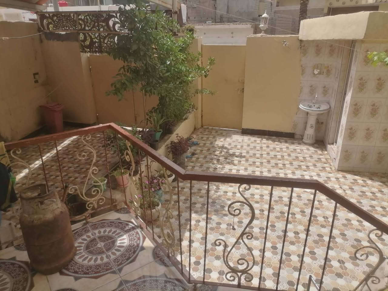 دار للبيع المساحه 210 طابو ملك خدمات كامله البيت قاطين كامل اي نقص مابي المكان بعقوبه بهرز شارع ادفاعي البيت خير من الله وستفسار عل هذه ارقم ***********

