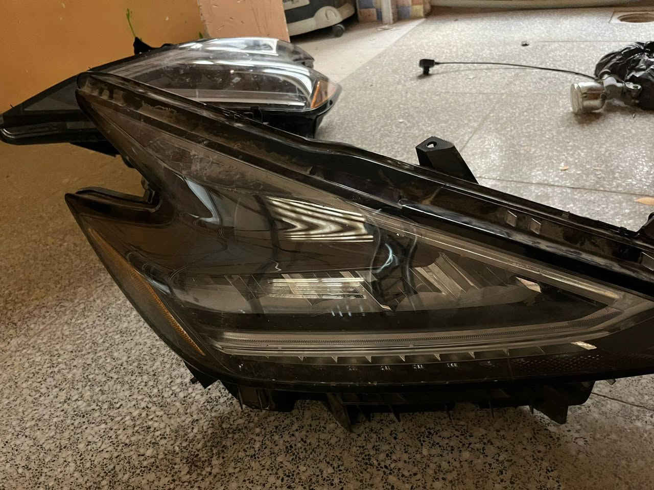 لايت نيسان مورانو 2023 شغالات بي كسر بسيط  من الظهر ينلحم بلفايبر 
عنواني ميسان ***********
يوجد توصيل لكل المحافظات
