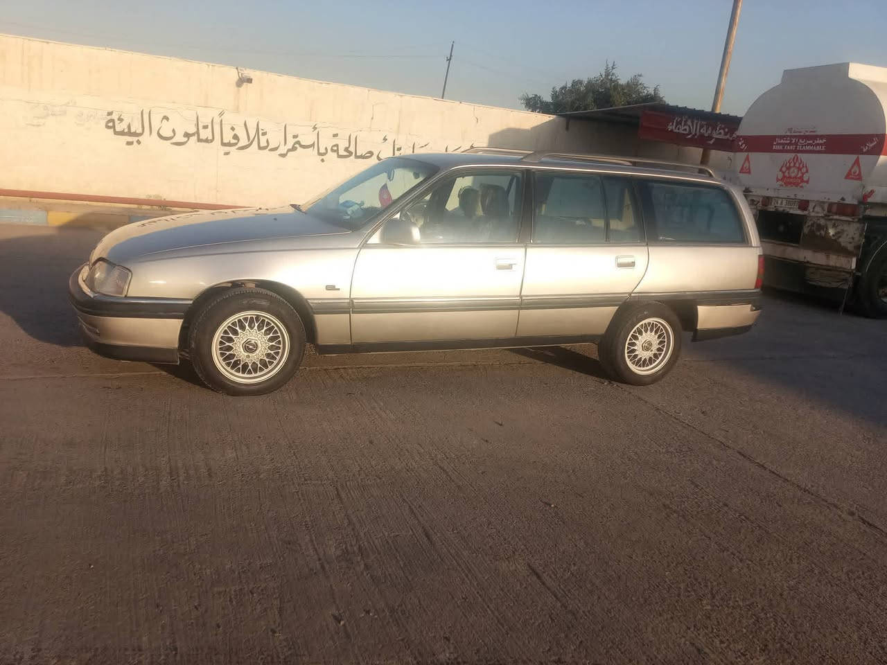 السلام عليكم اول يوم شهر رمضان مبارك على جميع المسلمين وعندي هاي الاوبل اوميجا للبيع او مراوس سياره حسب القناعه سعر مناسب موديل 93 شرط الوكاله والتحويل معاها كوبون بنزين موصل السياره نظيفه جير ومحركها نظيف محركها بها دخان بسيط ضخم طائرات جديد كهربائيات كلها شغاله سعر 15 ومجال بسيط للطيبين
