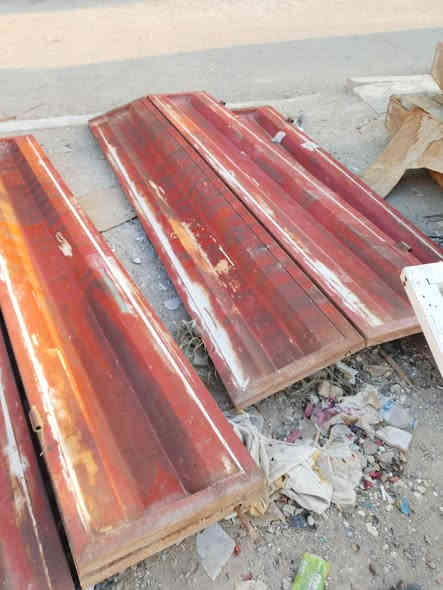 باب حديد دفتري مال محل طوله 3متر و10سانتيم في عرض مترين و90 زائد چرچوبته للبيع ***********
