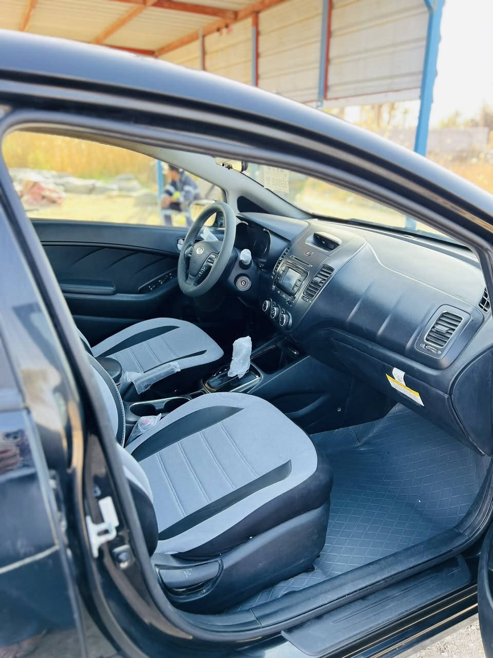 السلام عليكم كيه فورتي 2017 نص مواصفات حره رقم مثنئ تحويل مباشر وارد امريكي ماشيه 118 ضرر جاملغ وبنيد وصبغ جاملغ خلفي صبغ حافت الجنطه بدون ضرر عابر كير ايتي 6 نمر محرك 2000 دوش حداديه تخم تاير تبريد ثلج كير ومحرك شرط جاهزه للخير مابيه نقص السعر 107 وبيه مجال للطيبين مراوس ترهم حسب القناعه مكاني رميثه واتساب *********** 
اتصال ***********
